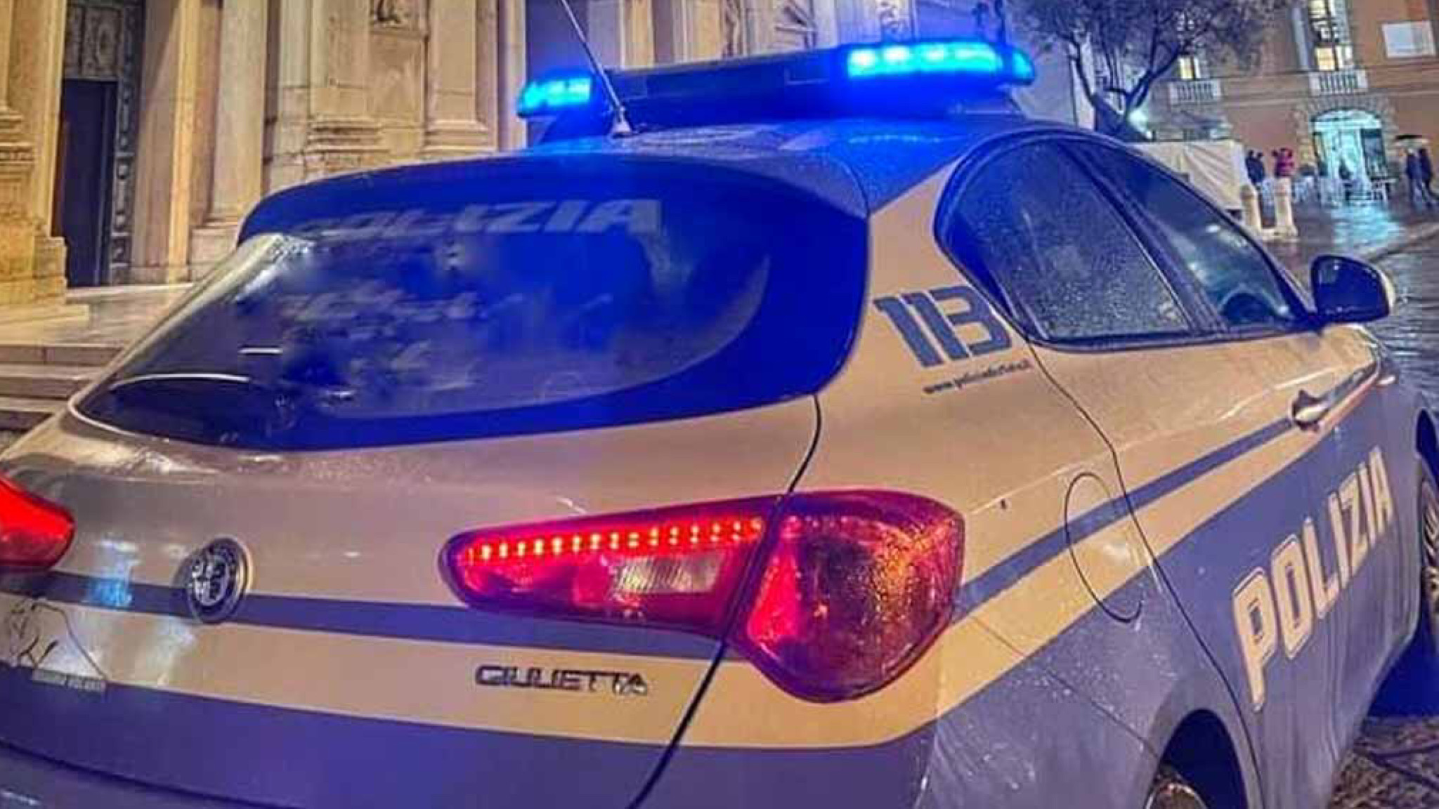 Tenta il suicidio dal ponte: intervento della Polizia