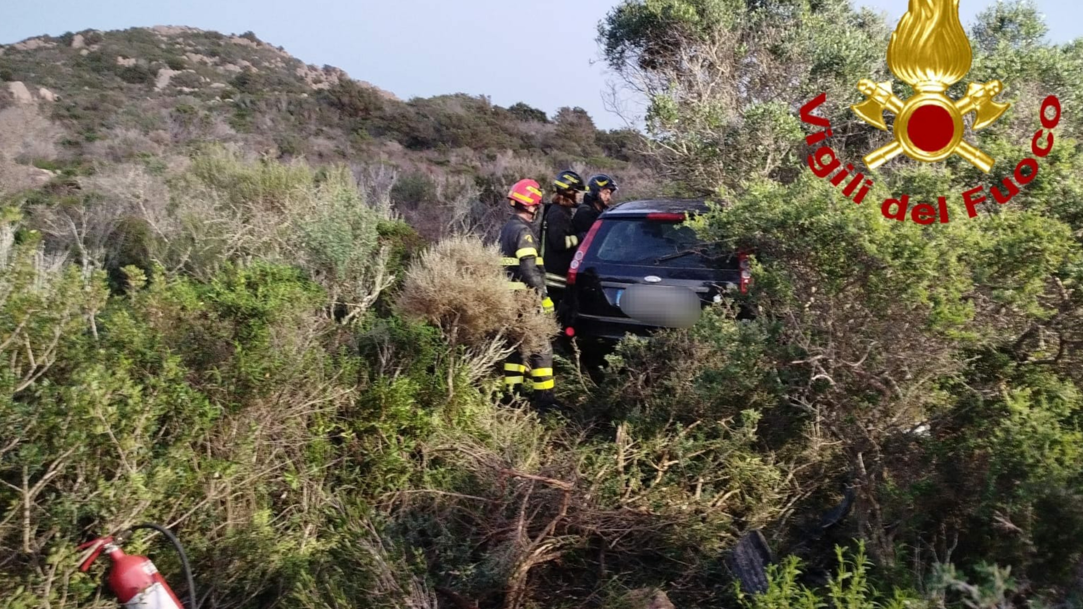 Auto fuori strada finisce tra la macchia mediterranea