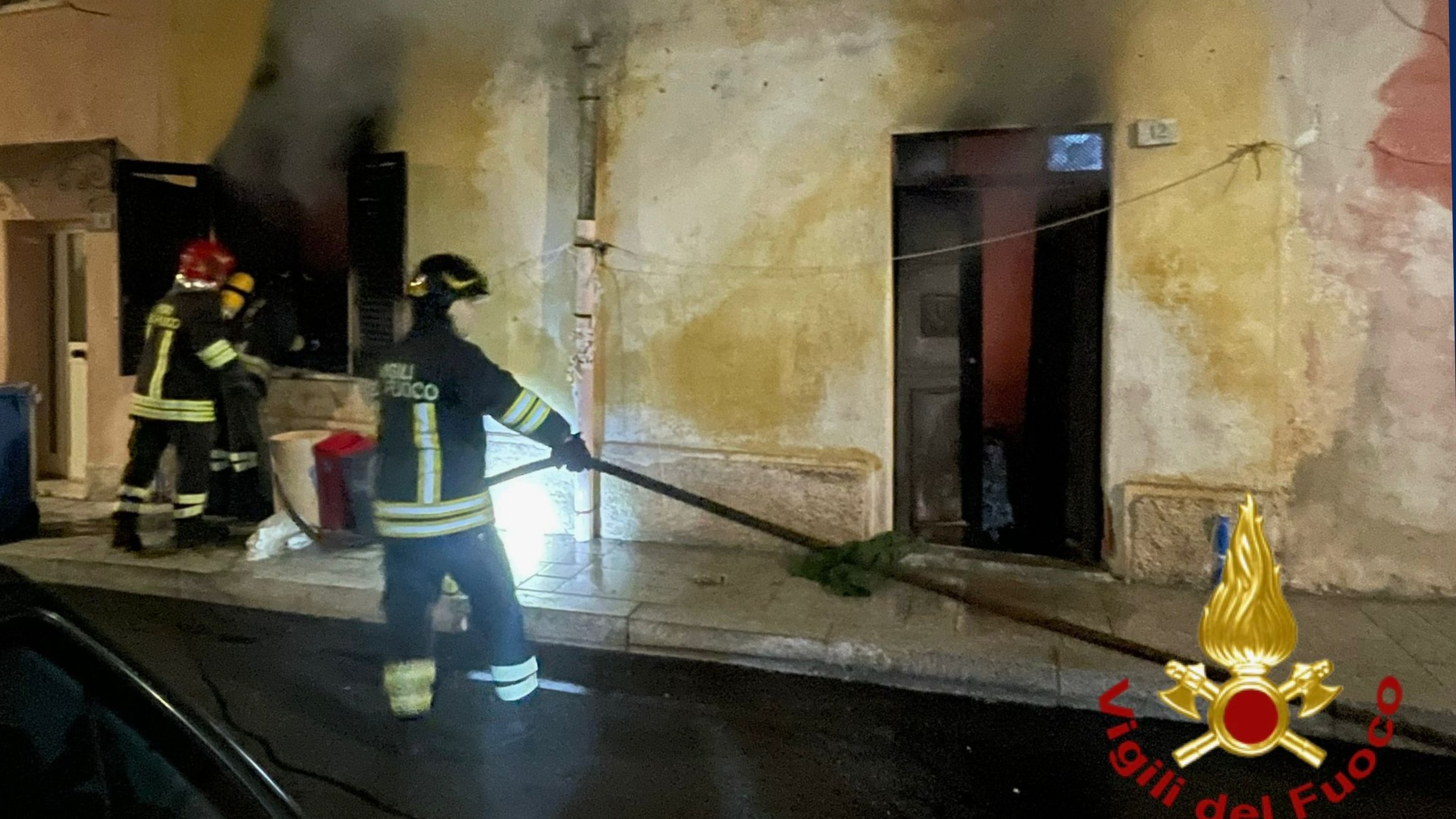 Olbia, paura in centro nella notte: a fuoco un’abitazione