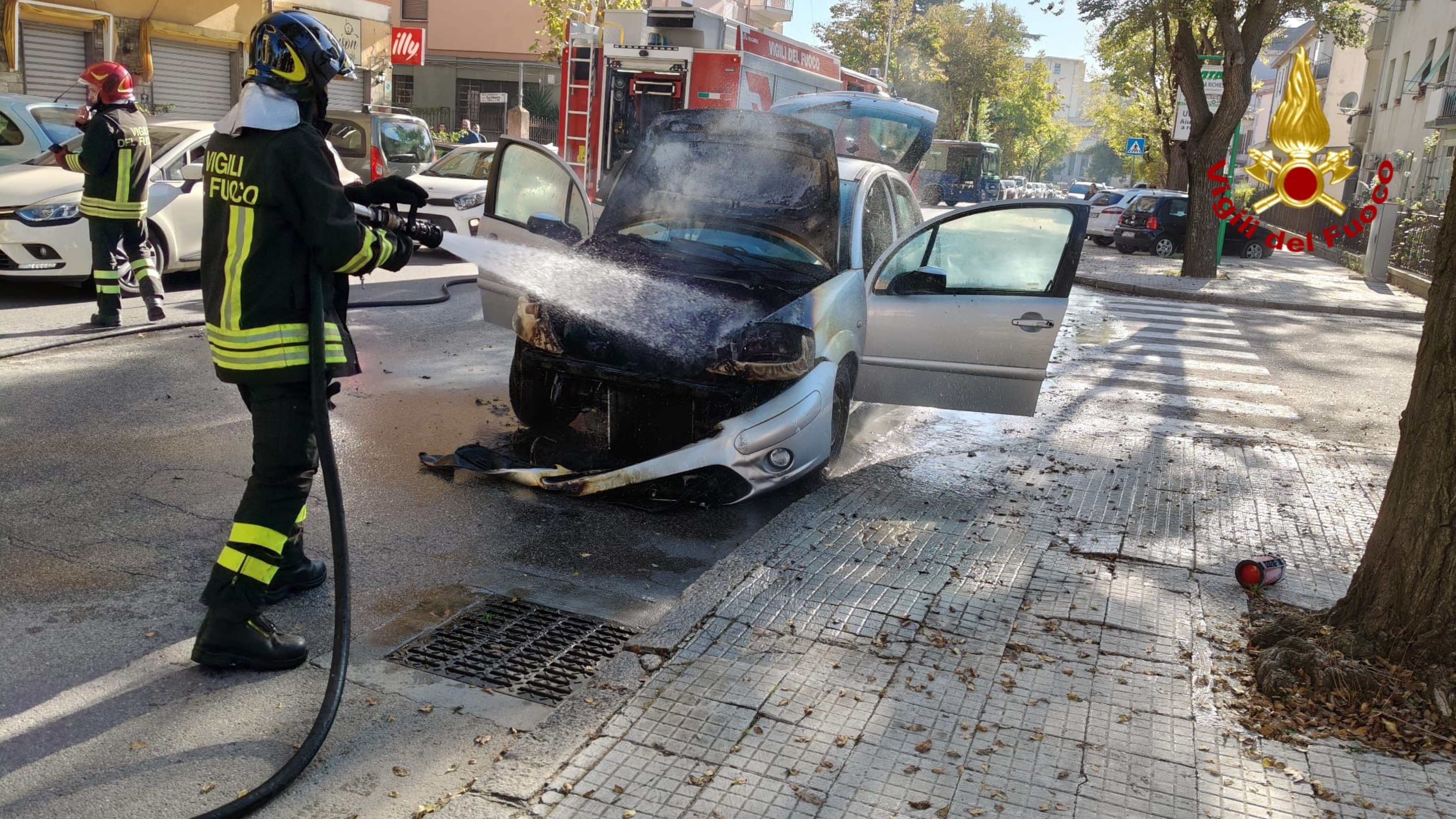 Auto va a fuoco mentre è in marcia: intervengono i VVF