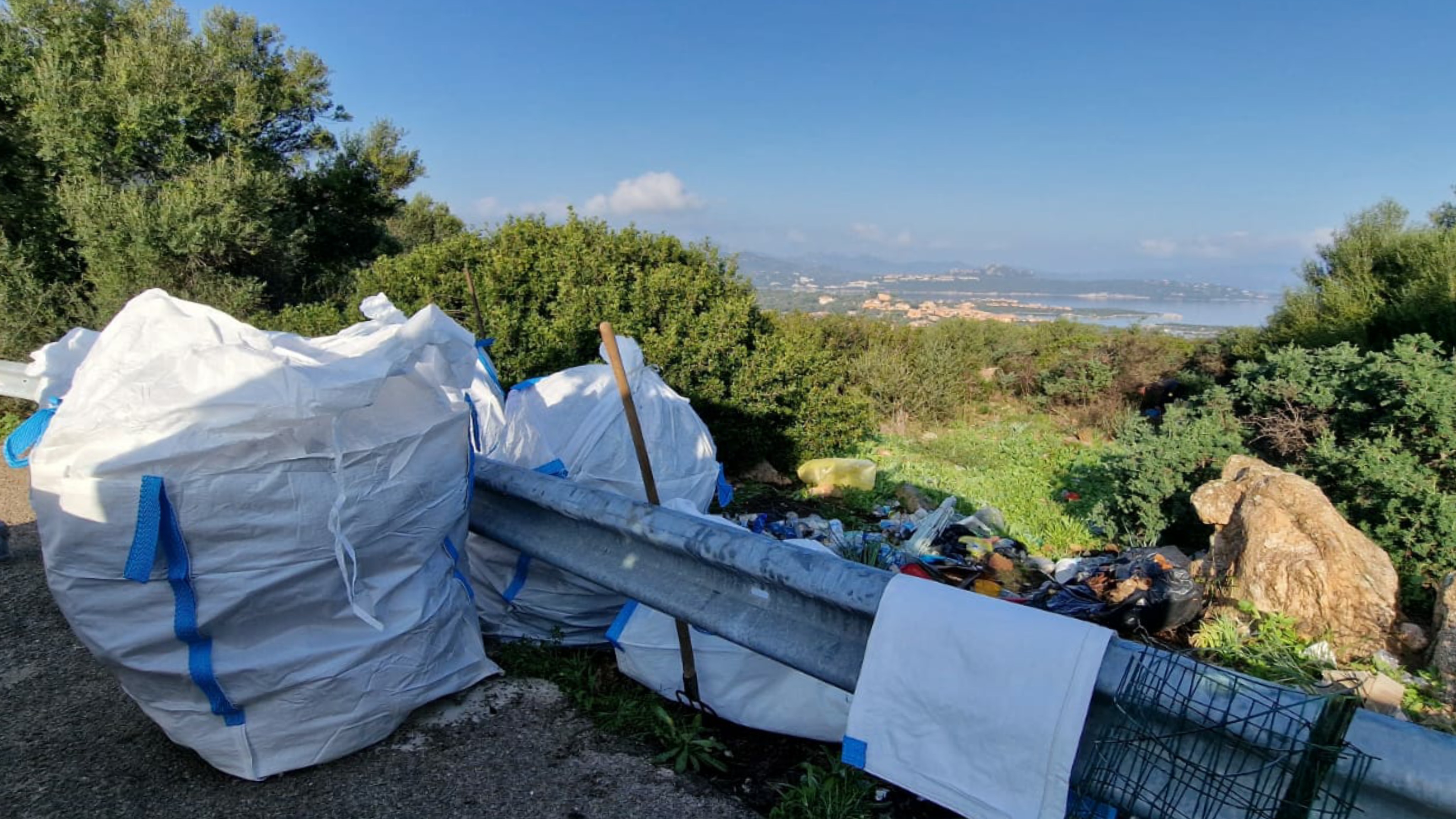 Olbia - Golfo Aranci: bottino cospicuo nella pulizia dell’area di sosta sulla provinciale