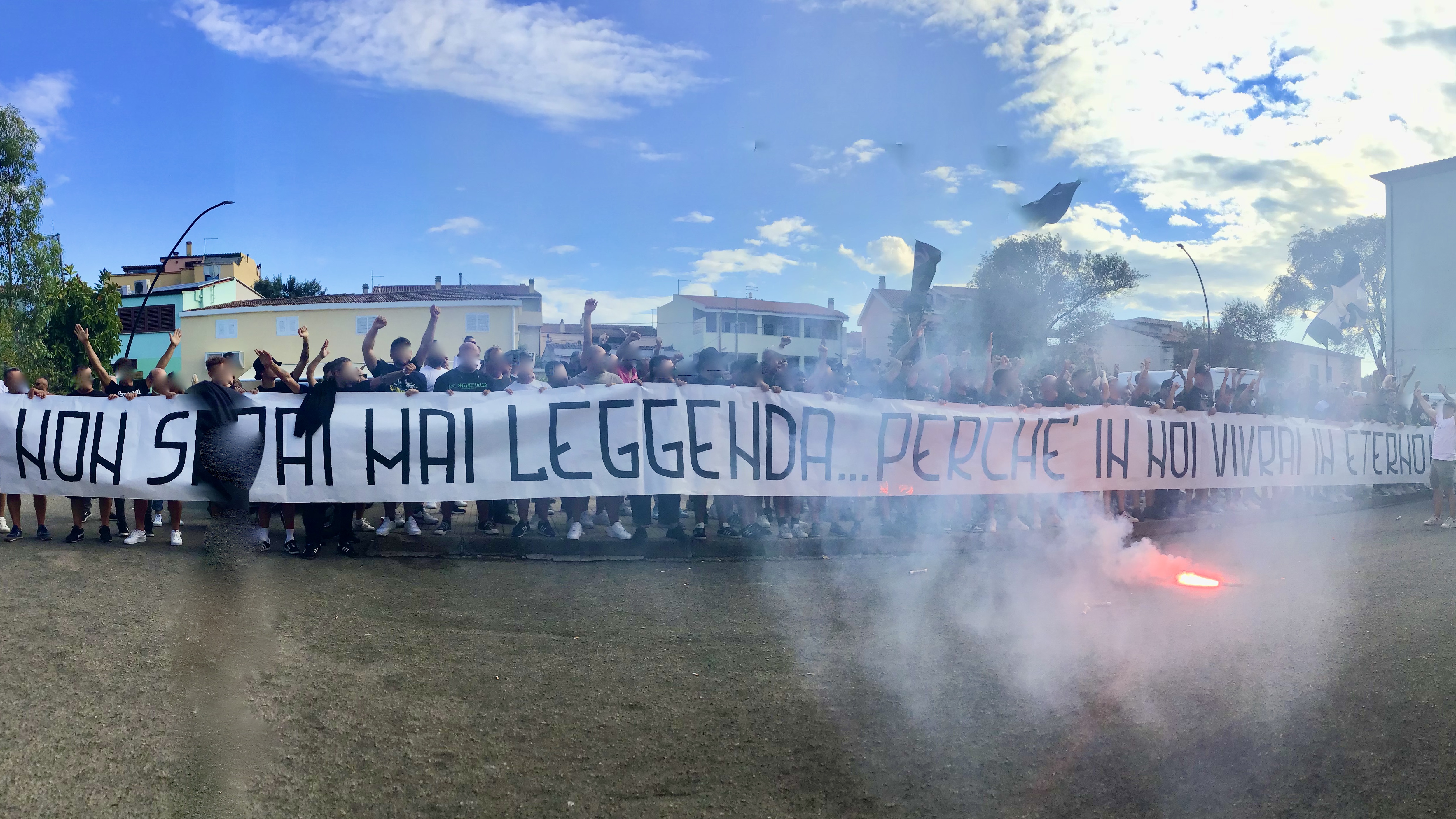 Olbia, l’ultimo saluto a Giuseppe Cozzolino tra bandiere e cori ultras