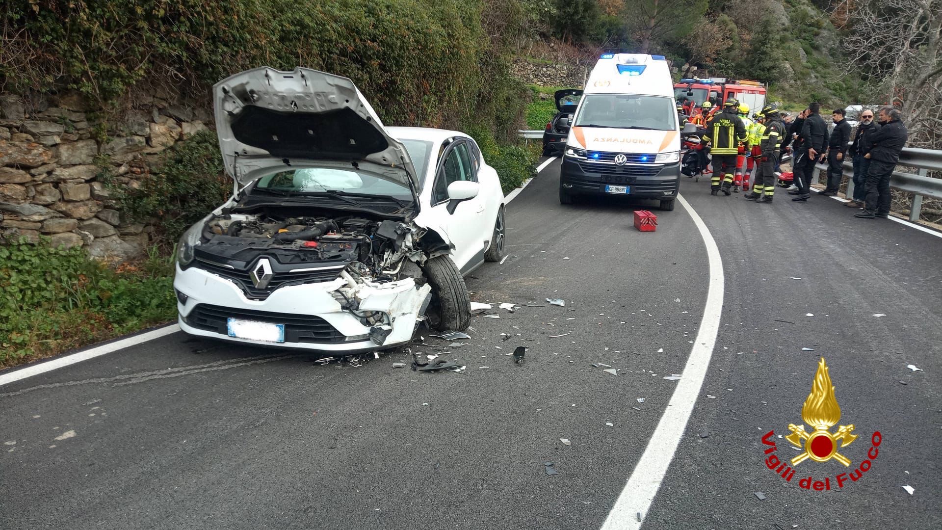 Scontro tra auto e moto: un ferito grave