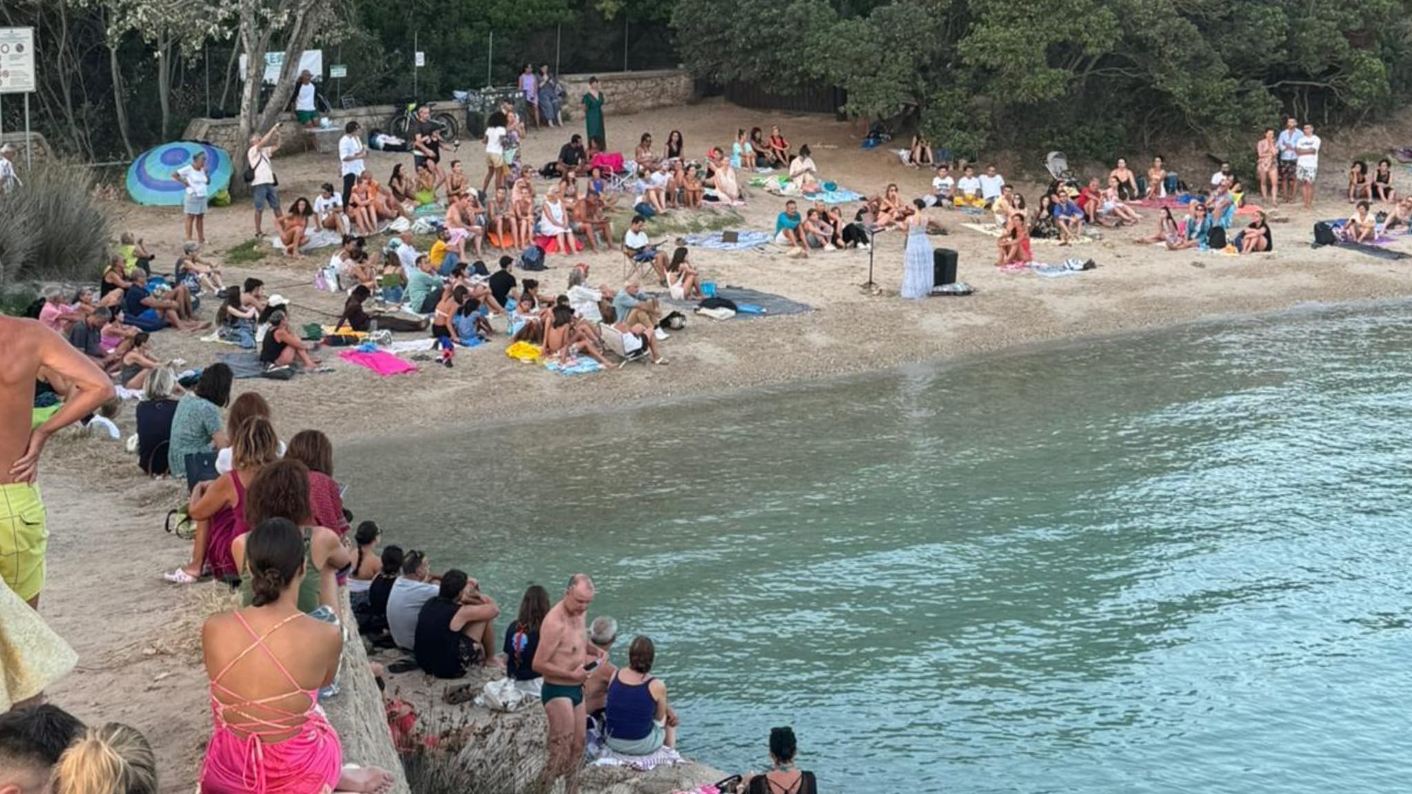 Golfo Aranci, bagno di folla a Cala Moresca per l’evento “Un mare di musica”