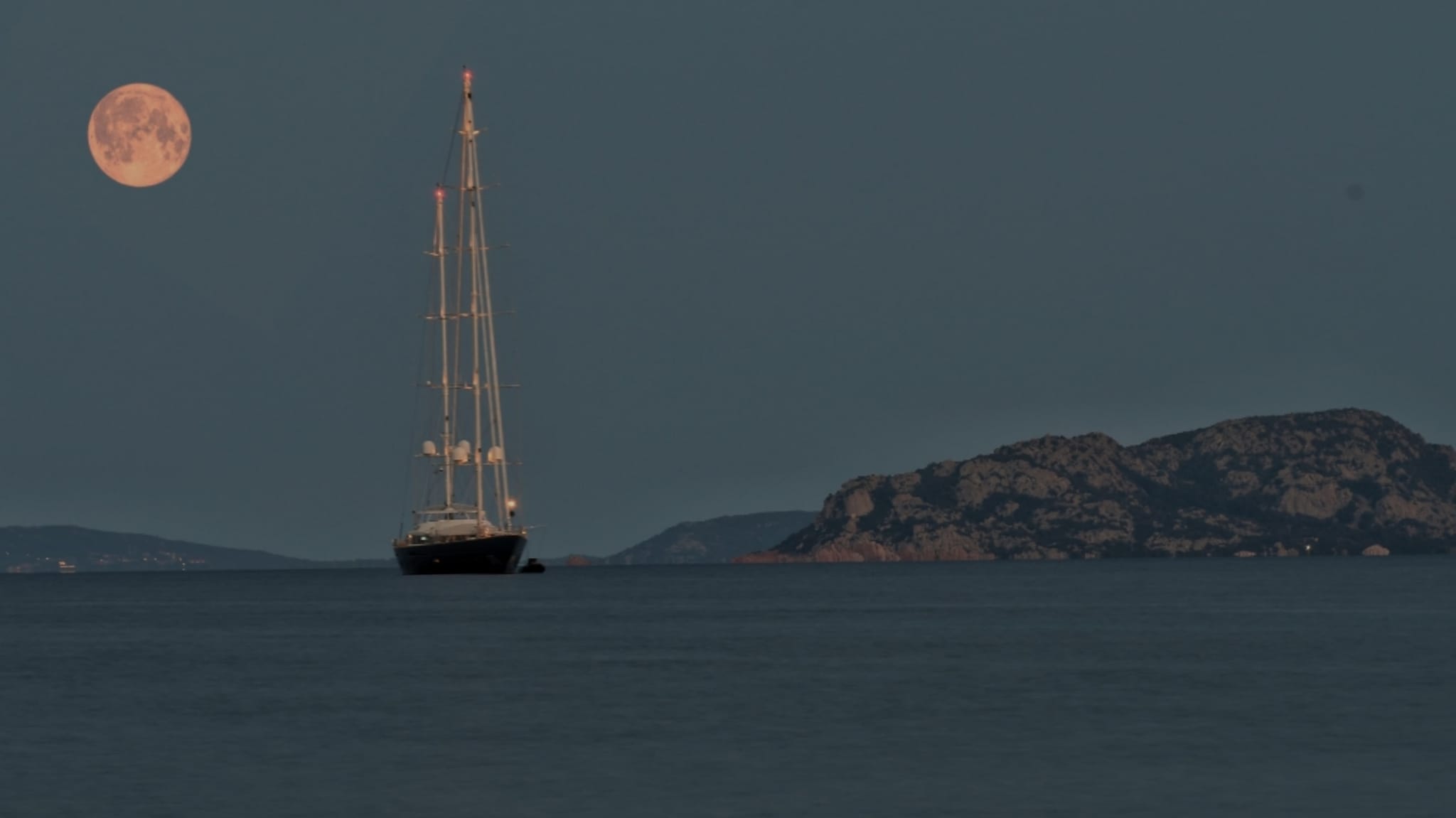 Golfo Aranci, una foto alternativa della super Luna Blu