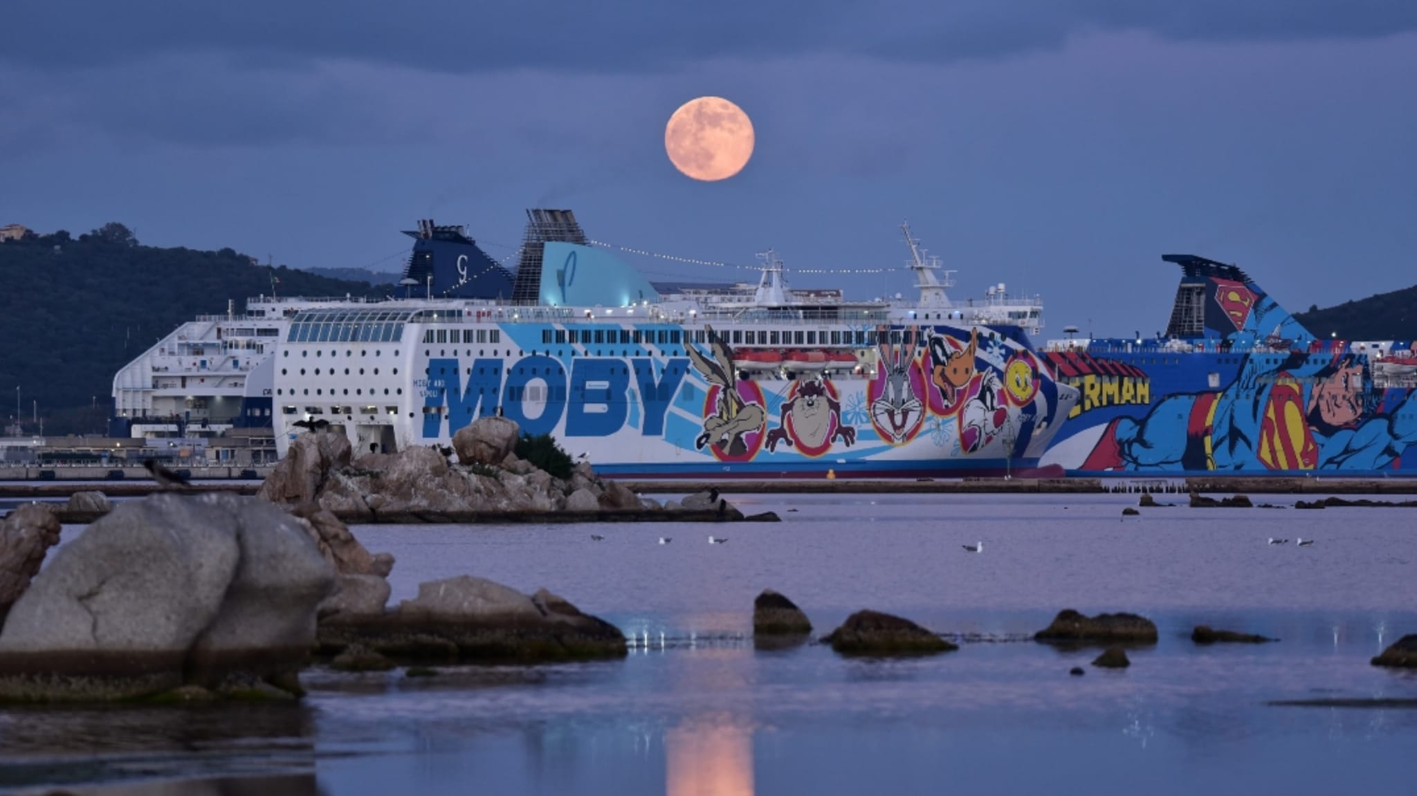 Olbia, le navi e la luna piena