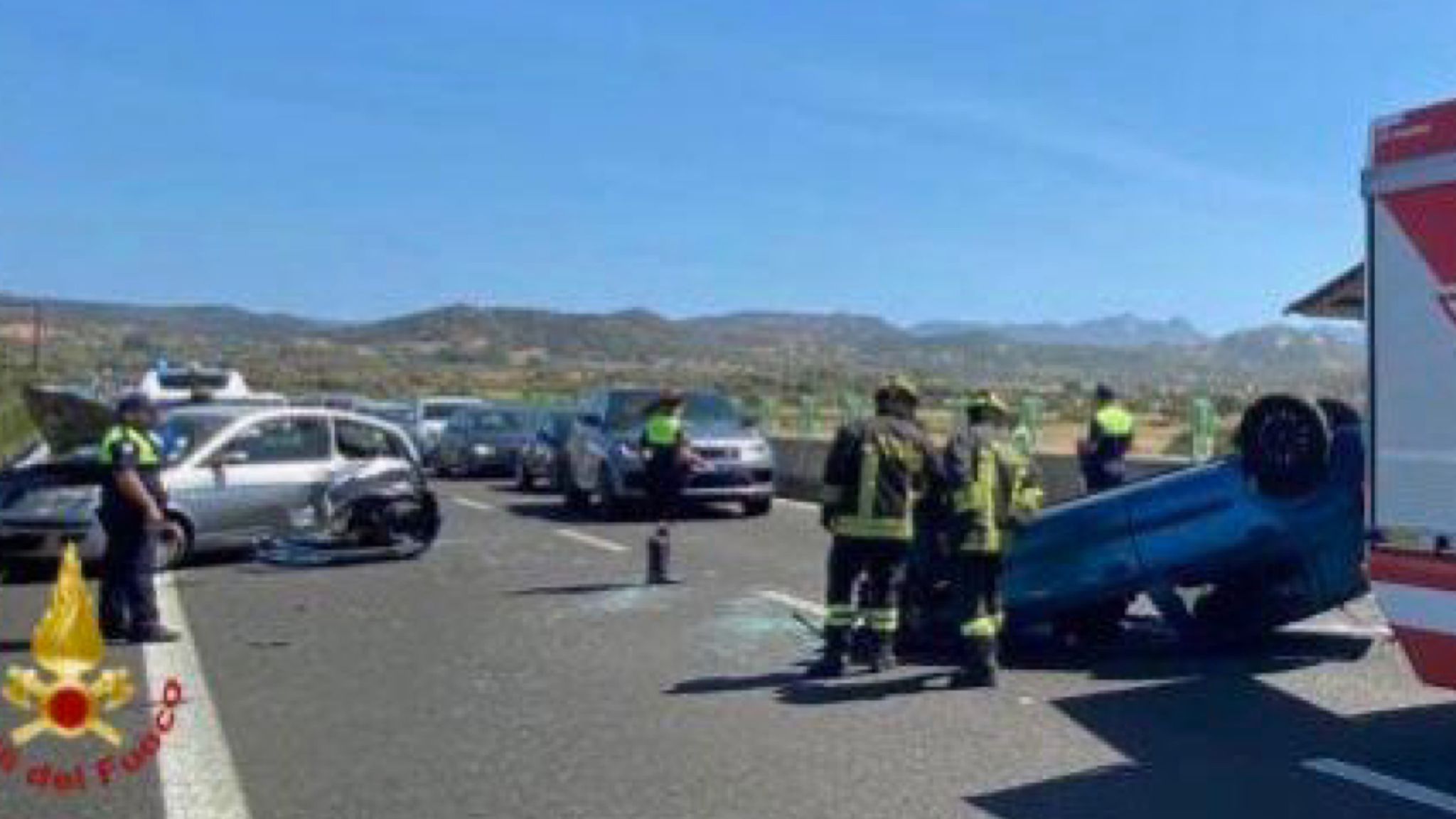 Incidente tra due auto alle porte della città: una persona