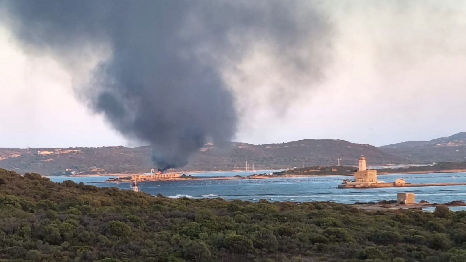 Olbia, yacht in fiamme: scene drammatiche 