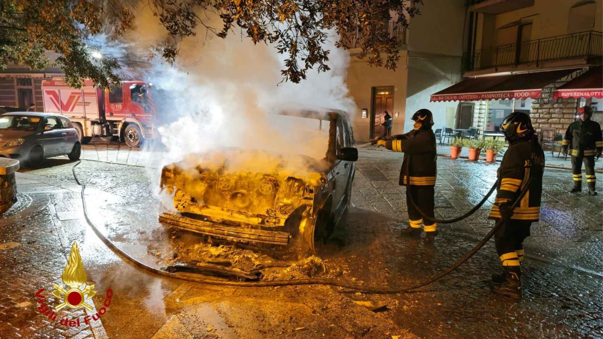 Due veicoli bruciano nella notte: Vigili del Fuoco in azione