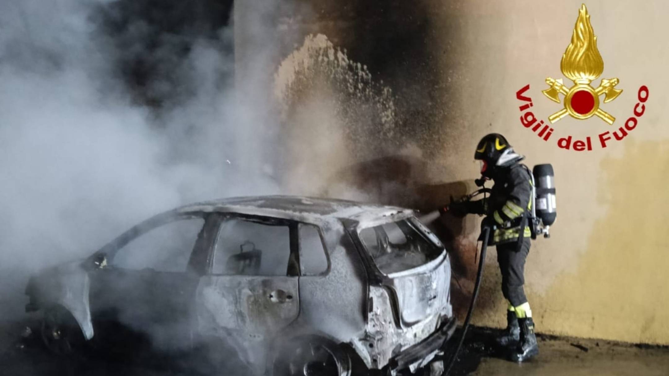 La Maddalena, auto a fuoco nella notte: intervento dei Vigili del Fuoco