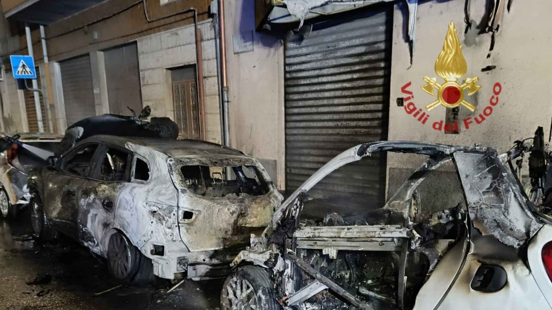 Fiamme nella notte: tre auto bruciate, avviati gli accertamenti