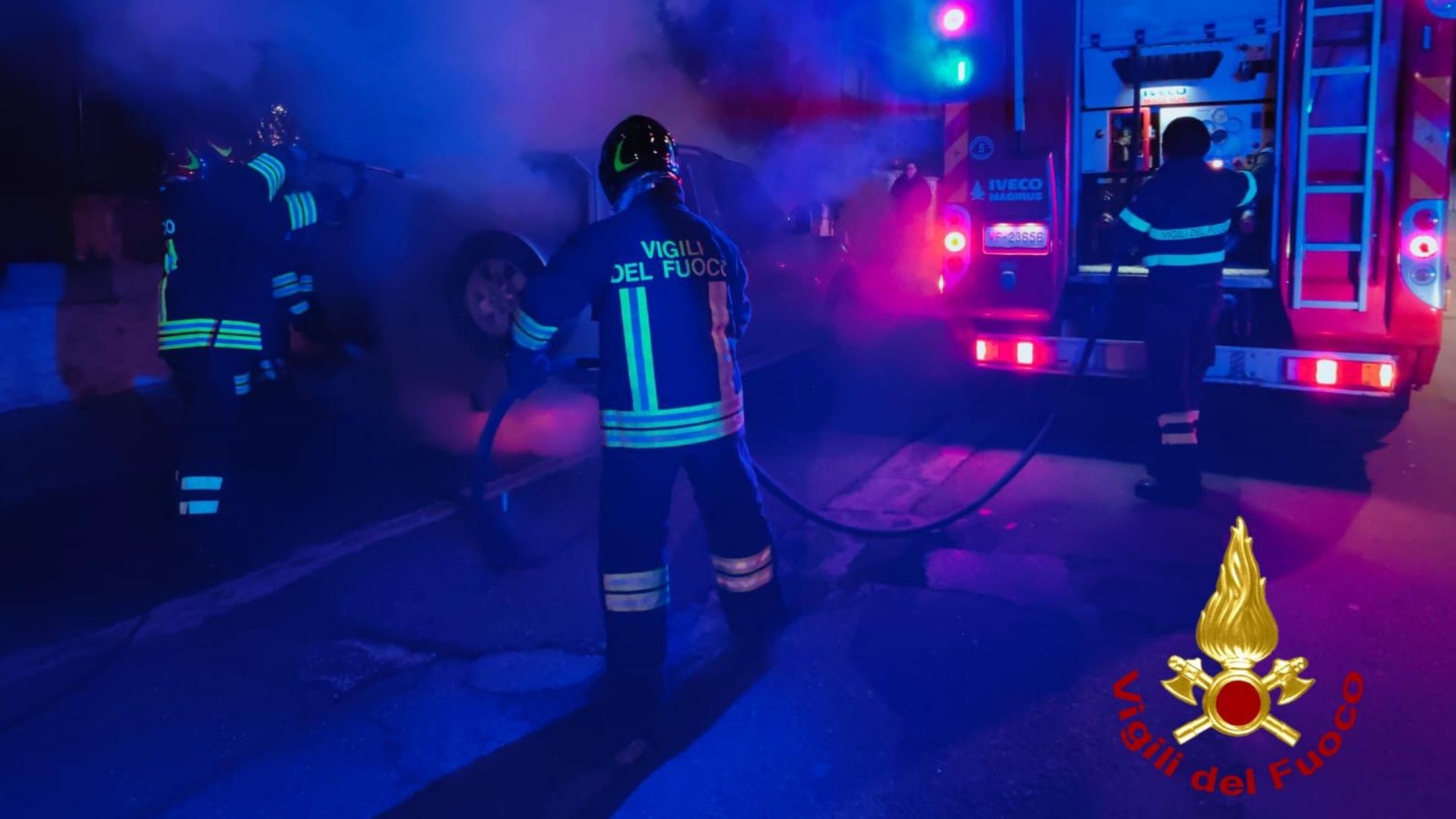 Incendio nella notte: auto distrutta dalle fiamme, Vigili del Fuoco in azione