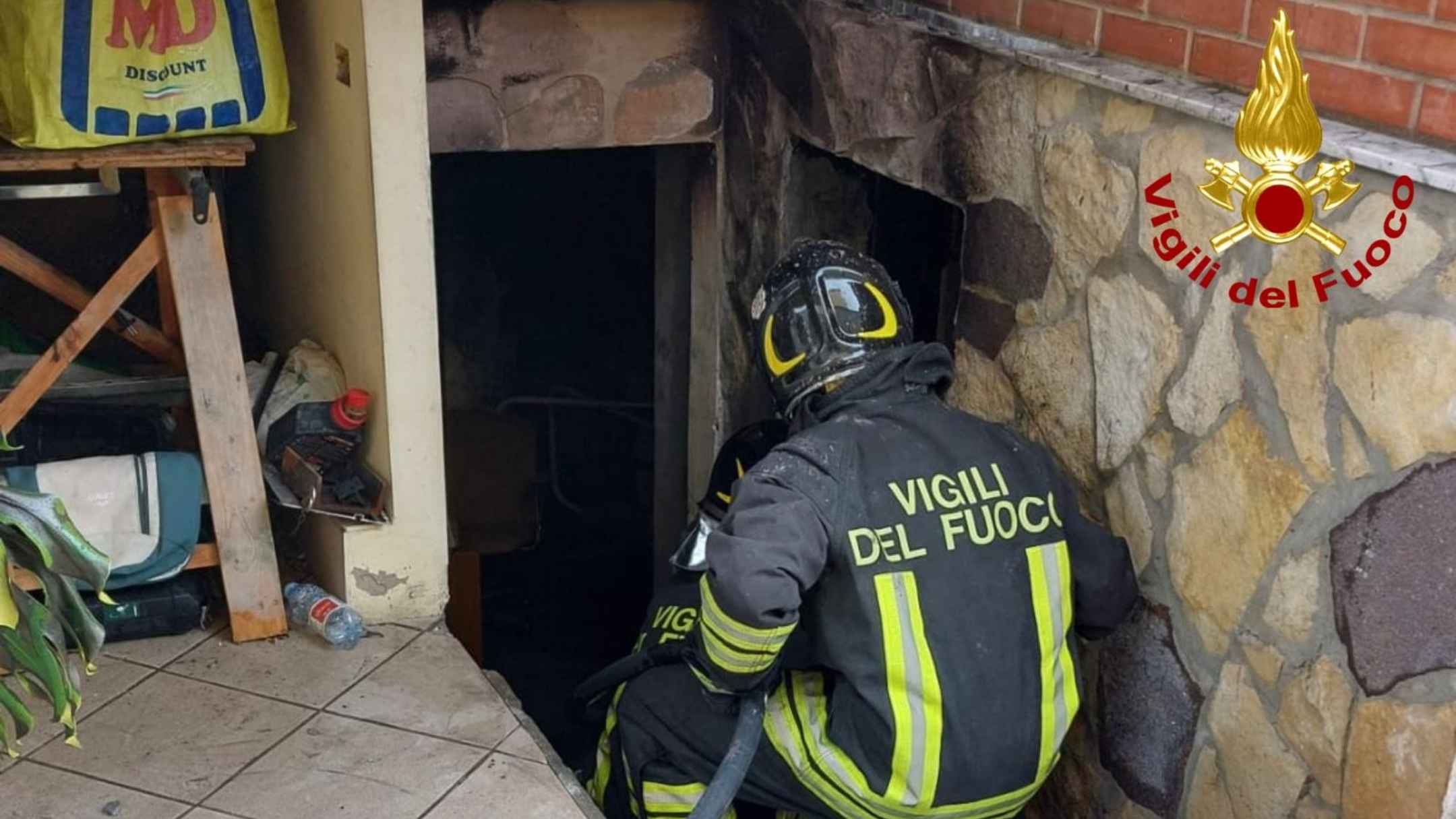 Incendio in un'abitazione: intervento tempestivo dei Vigili del fuoco