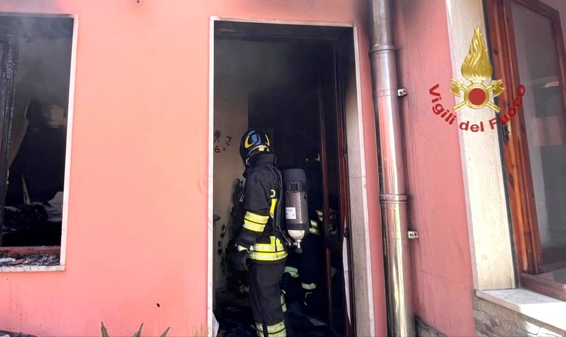 Incendio in una villetta: vigili del fuoco mettono in salvo una persona 