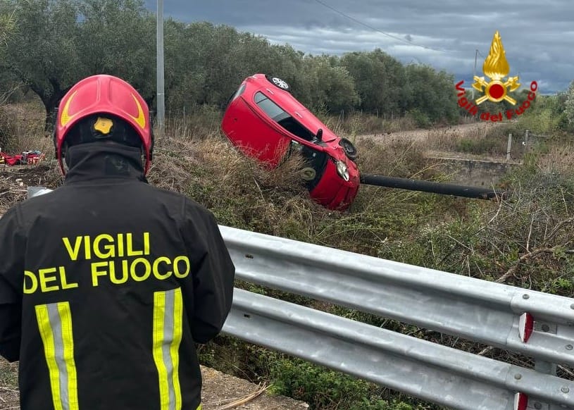 Grave incidente sulla SP 11: auto fuori strada, tre feriti