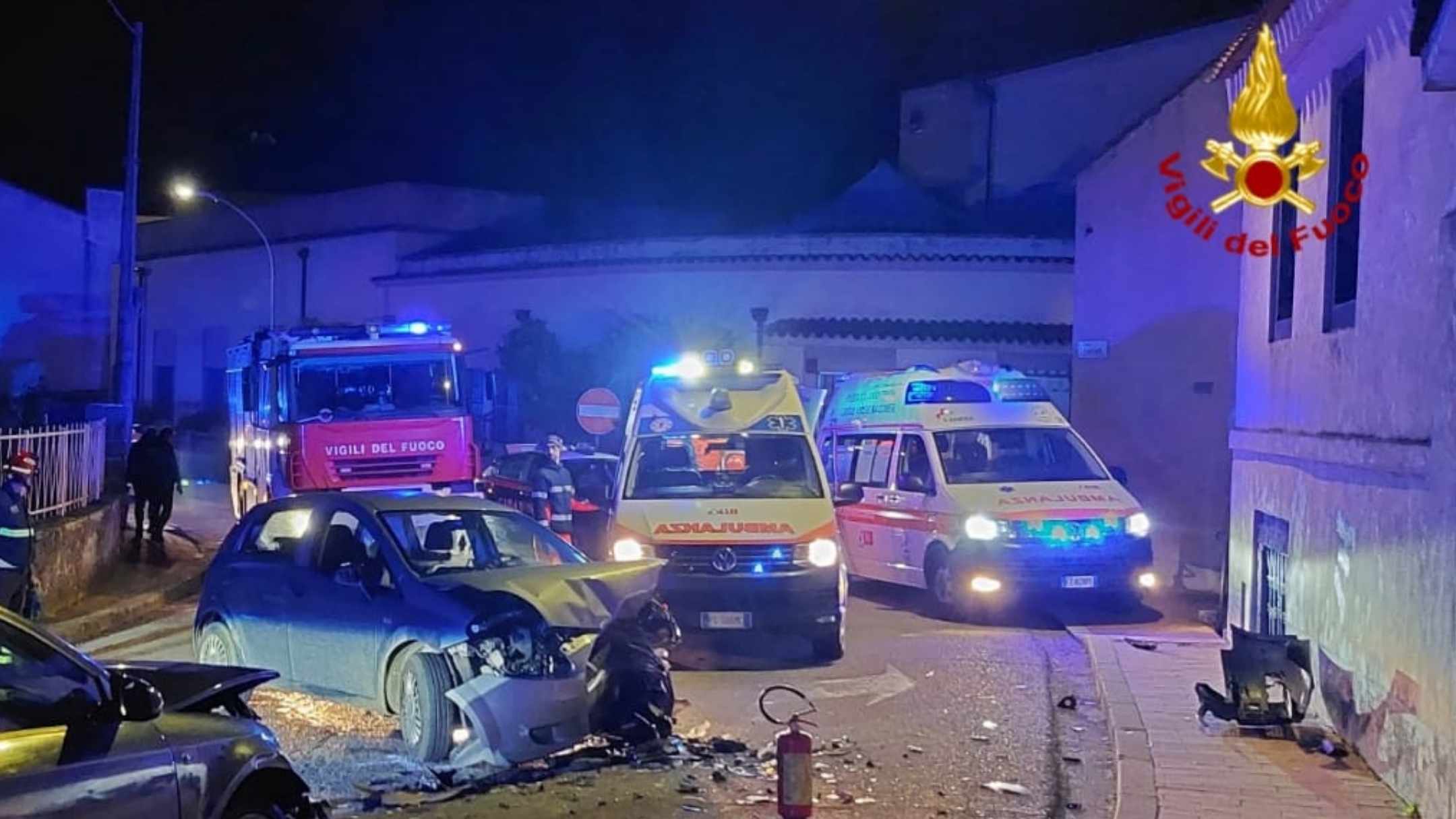 Incidente tra Fiat Punto e Audi A3: Vigili del Fuoco e ambulanze in azione