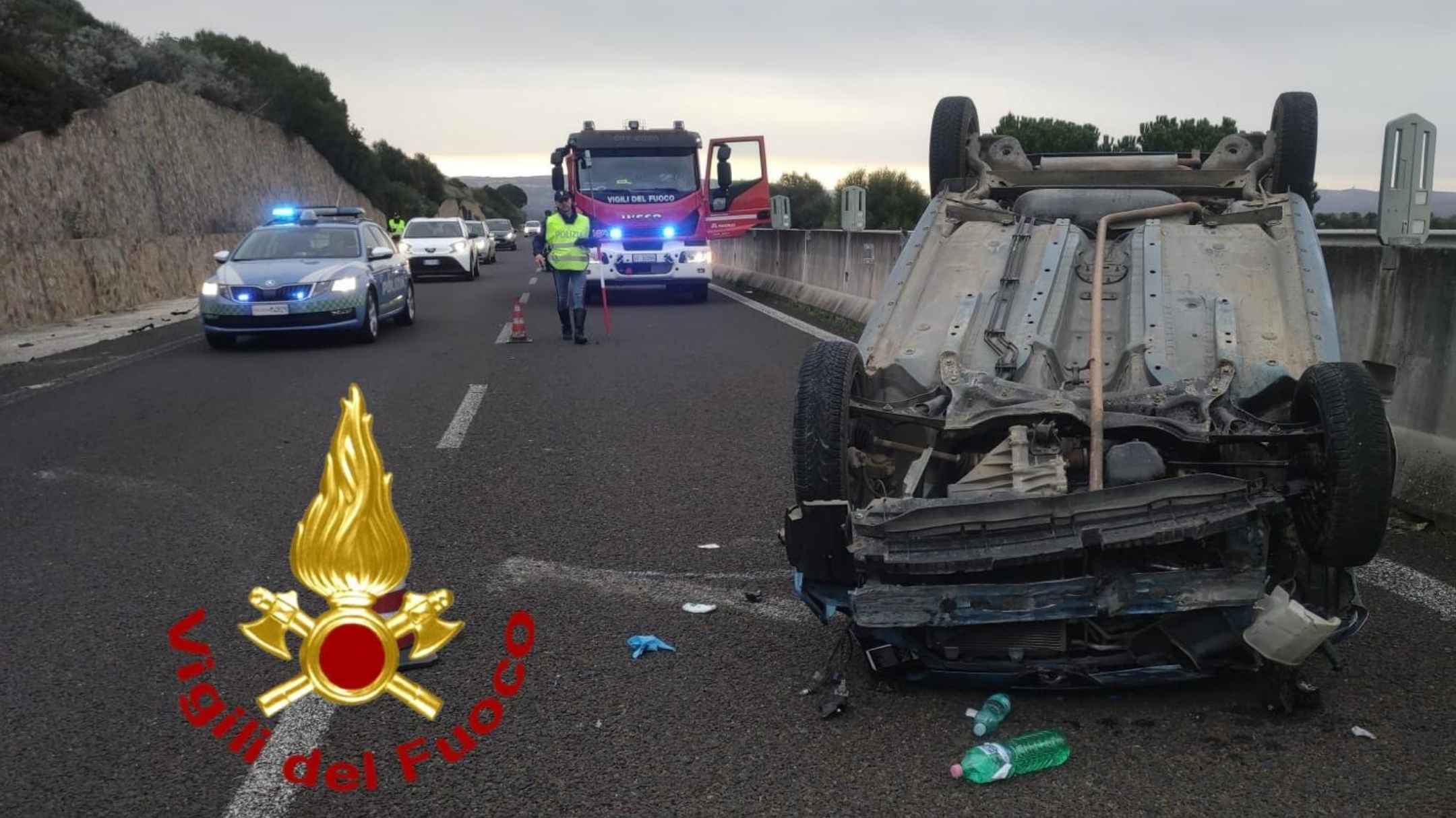 Perde il controllo dell’auto e si cappotta: intervento dei Vigili del Fuoco