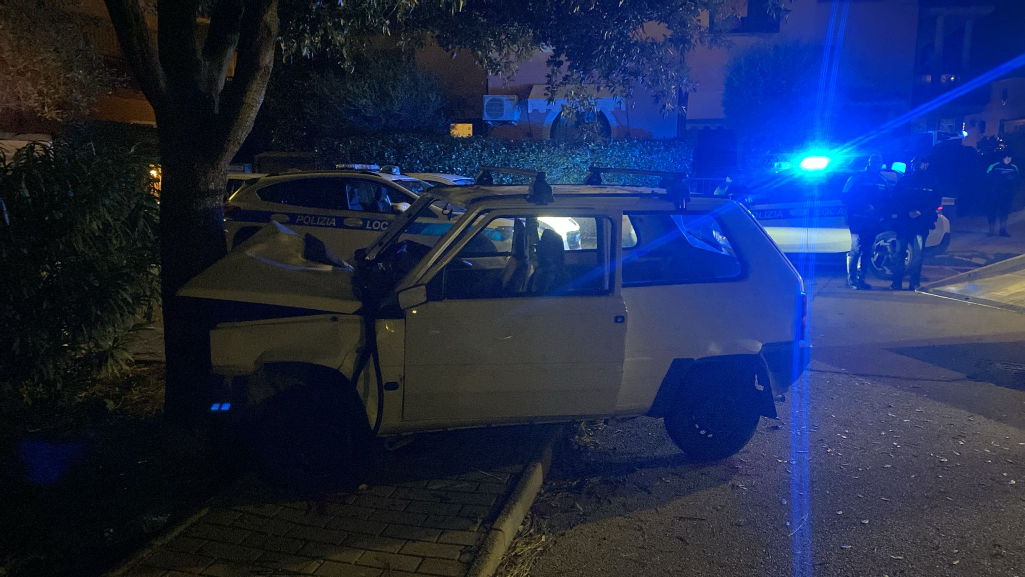 Auto contro albero a Olbia: due feriti in codice rosso