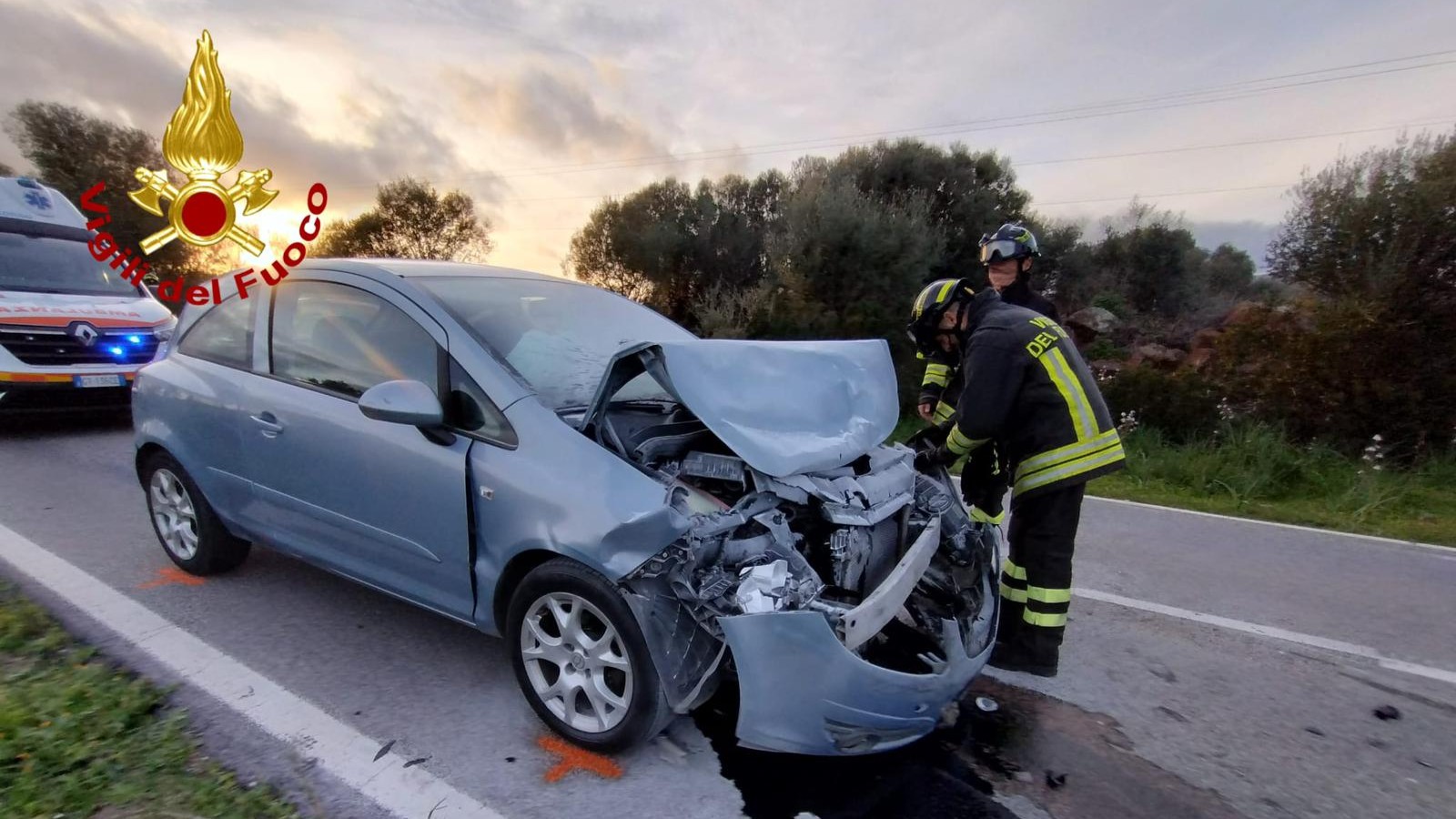 Scontro tra tre automobili: 4 feriti, una persona estricata dalle lamiere