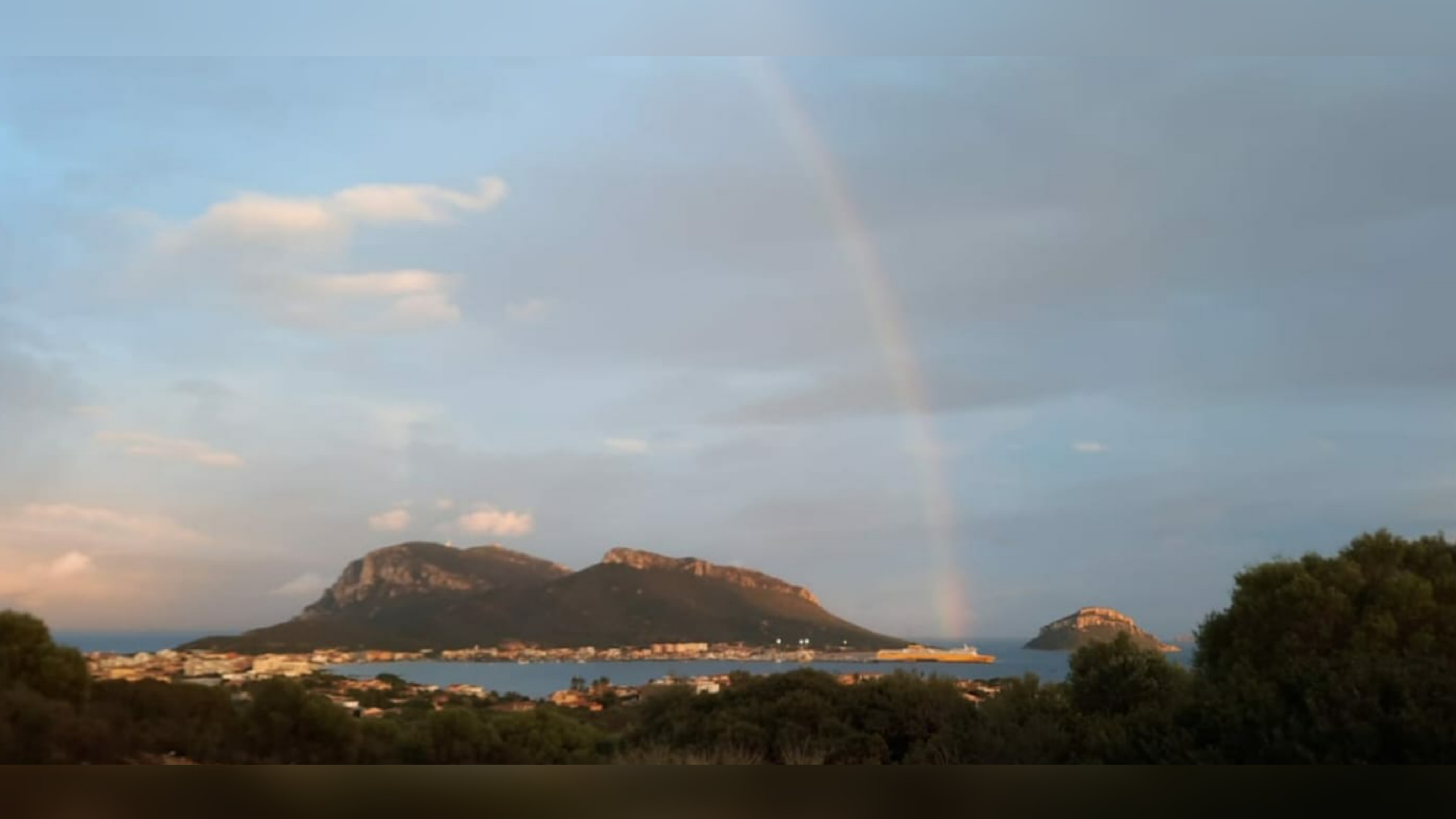 Golfo Aranci: Capo Figari incorniciato da un arcobaleno spettacolare