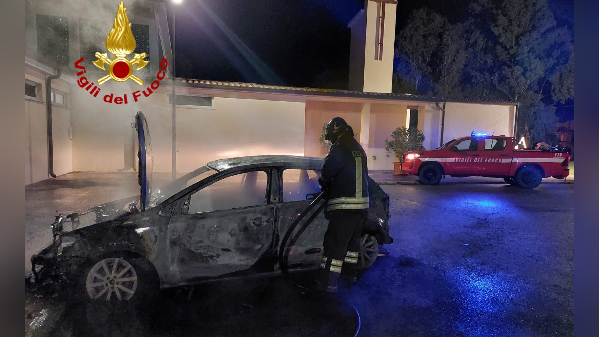 Ancora una chiesa nel mirino: auto a fuoco