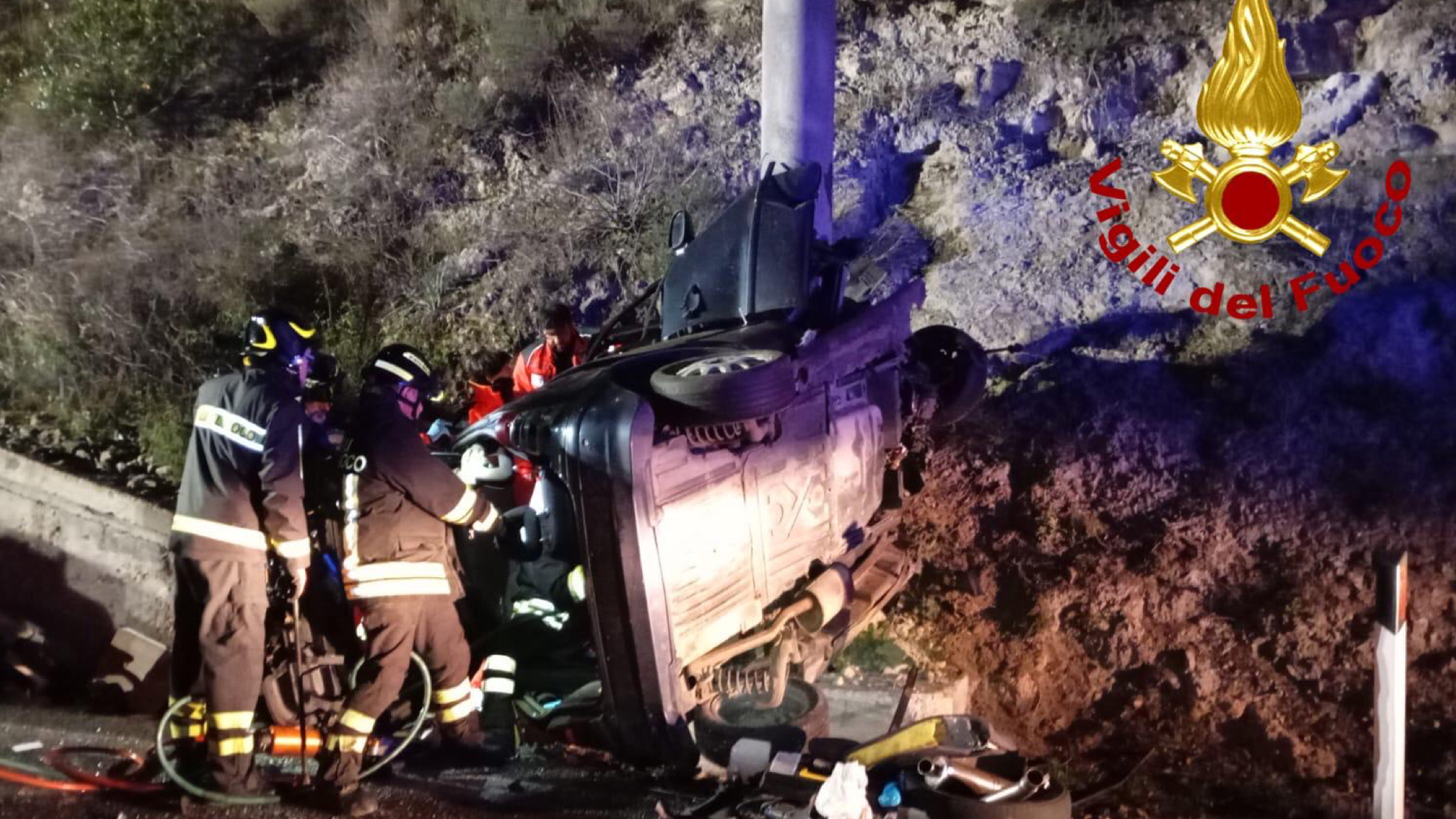 Auto fuori strada impatta su un palo della segnaletica: un ferito grave