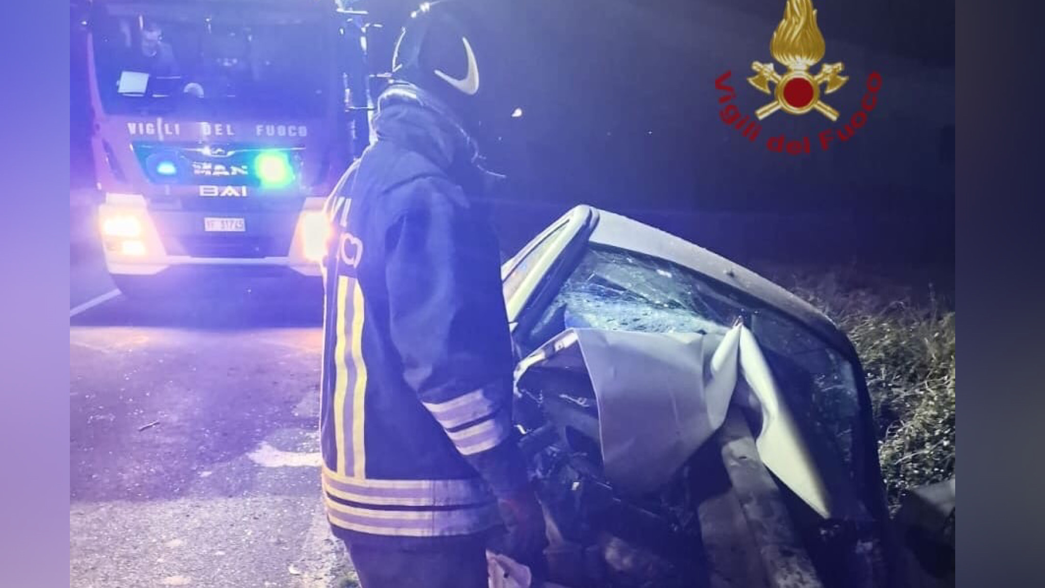 Auto fuori strada: trafitta dal guardrail