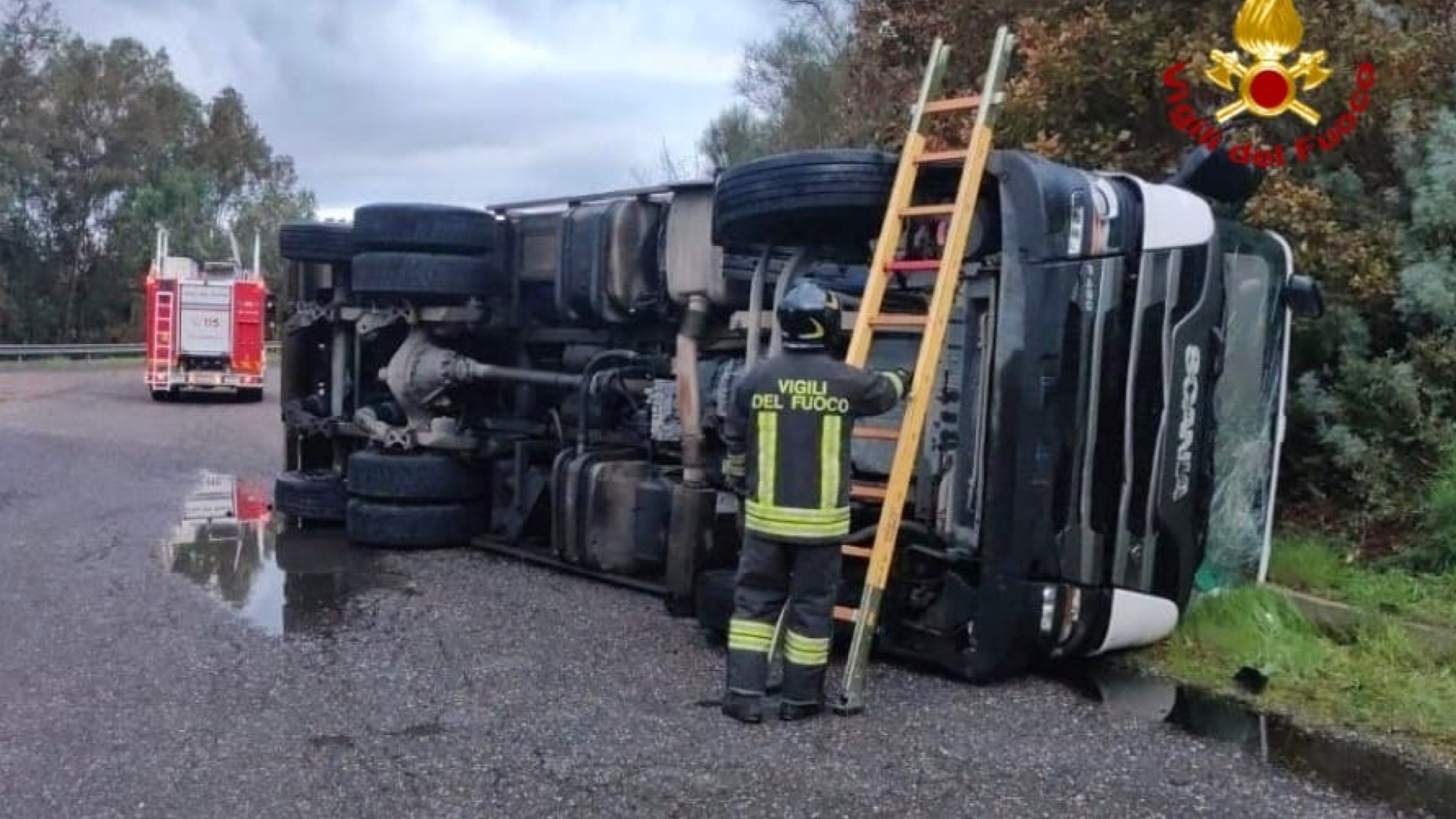 Camion della raccolta differenziata si ribalta sulla strada: intervengono i VVF