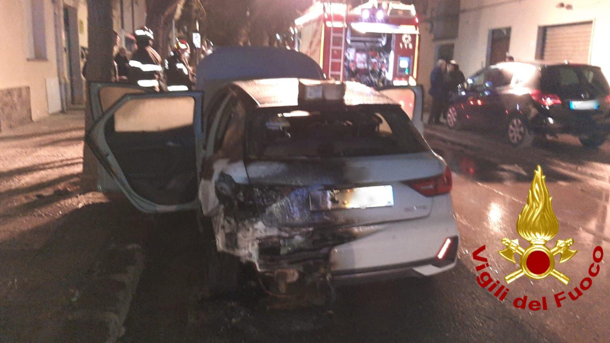 Auto prende improvvisamente fuoco in un parcheggio: intervento dei VVF 