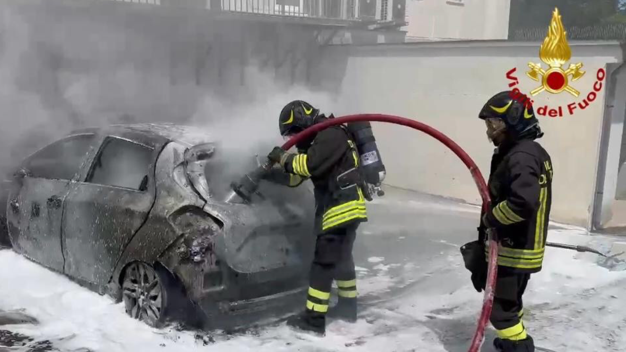 Sassari, a fuoco un’auto in zona industriale