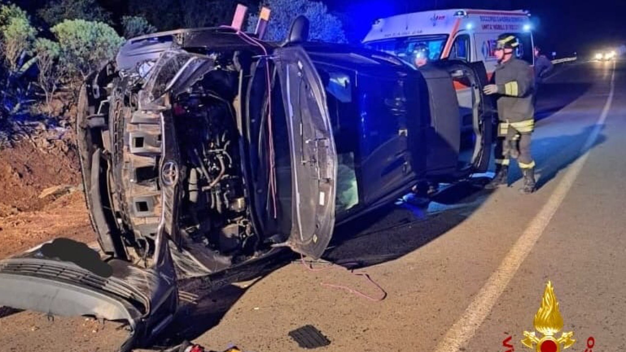 Incidente nella notte: auto si ribalta sulla carreggiata