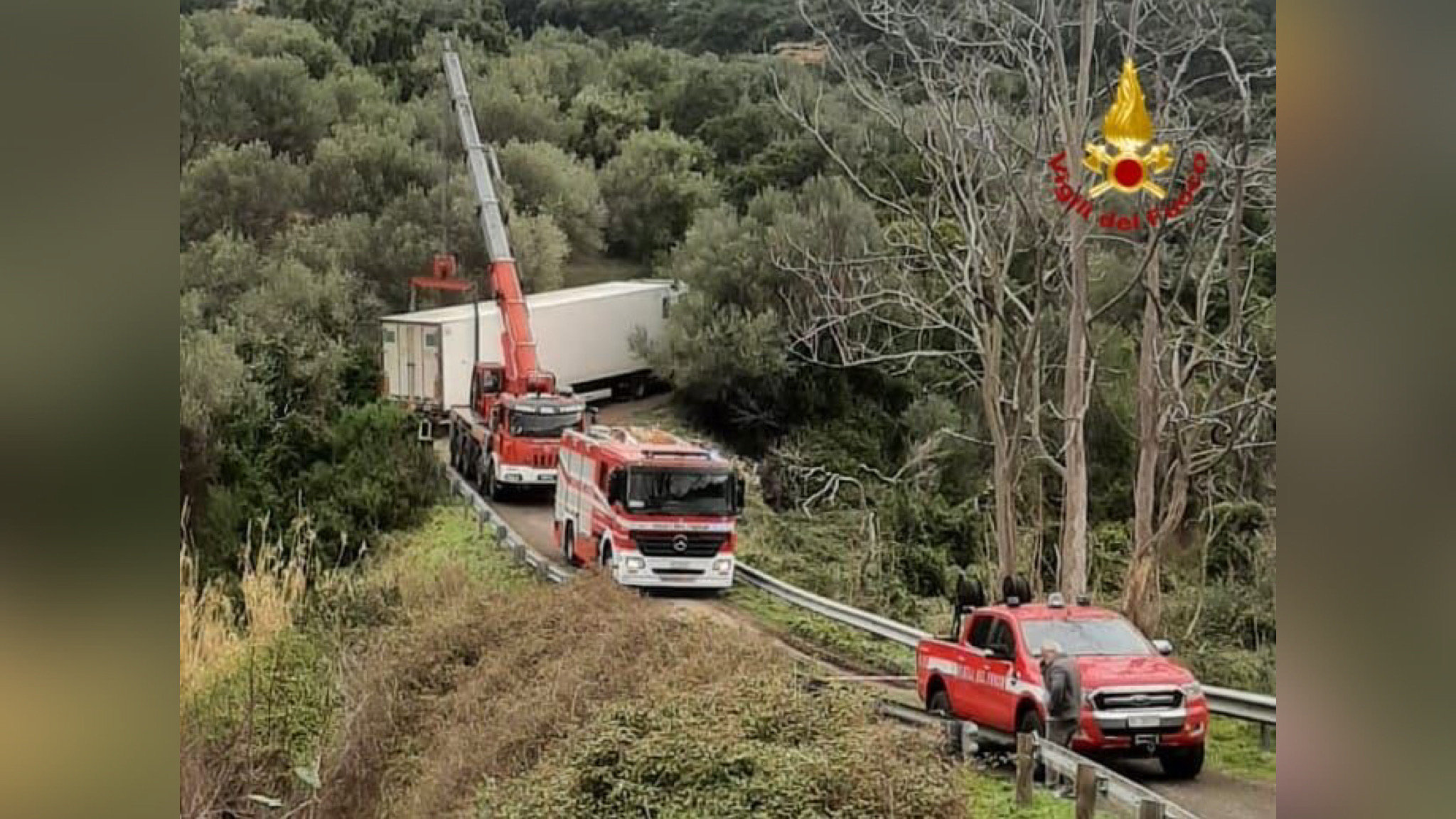 Autoarticolato finisce fuori strada: lungo intervento dei Vigili del Fuoco