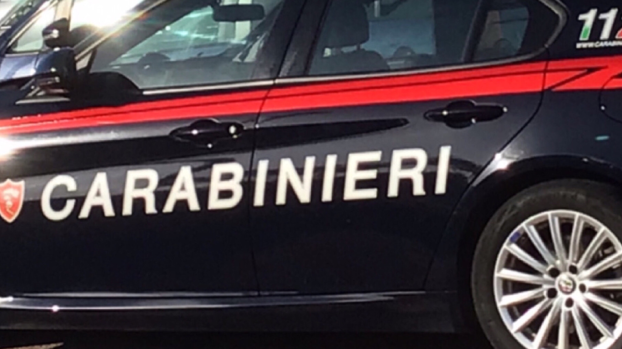 Viola il divieto di avvicinamento e tenta di entrare in casa dalla ex convivente: arrestato