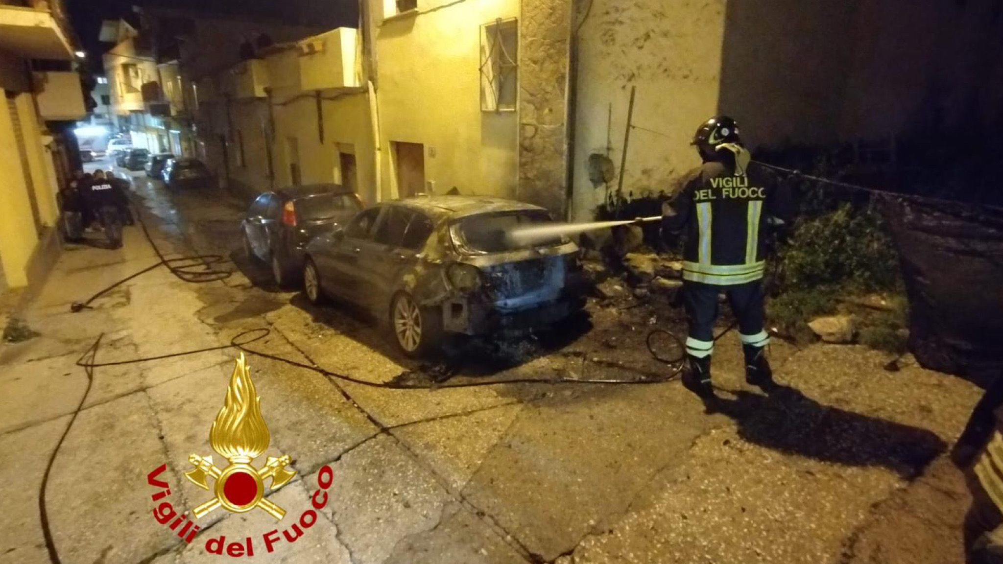 In fiamme due auto di un’azienda agricola, si sospetta l’azione dolosa