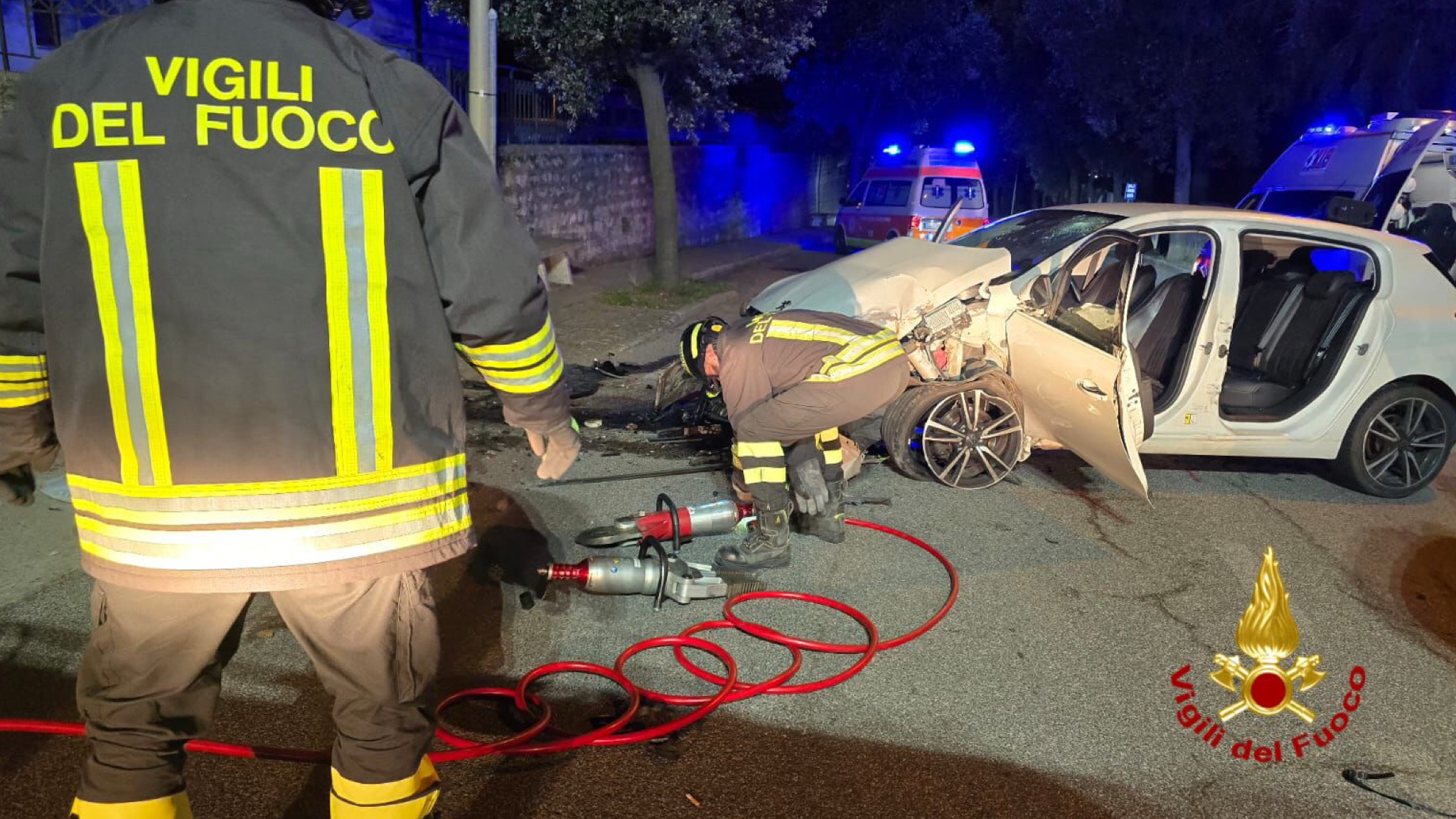 Auto sbanda e finisce contro un albero: gravissimo un uomo