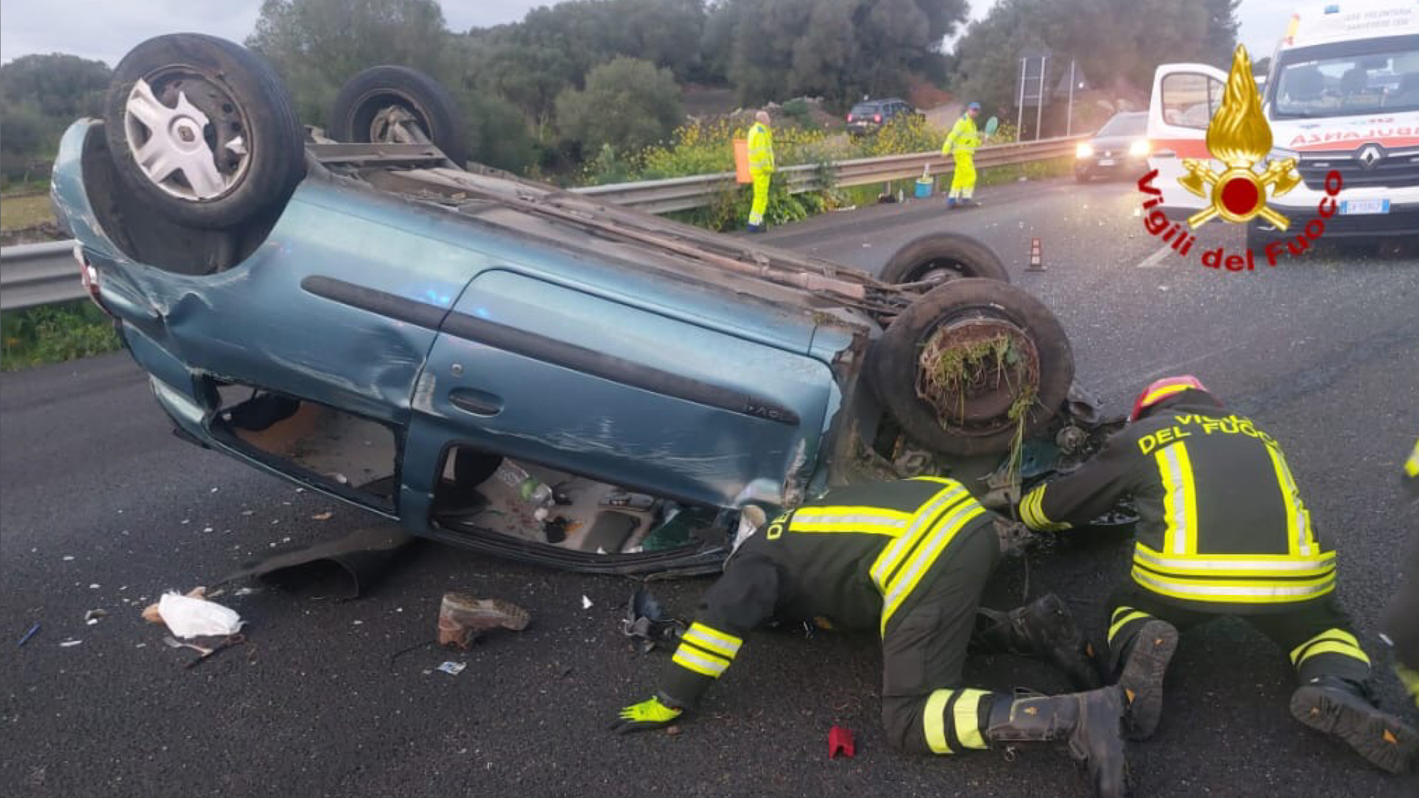 Auto si ribalta sulla 131: conducente ferito 