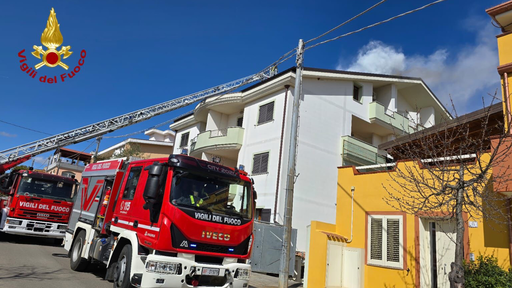 Incendio su un tetto ricoperto di pannelli fotovoltaici: intervento ancora in corso