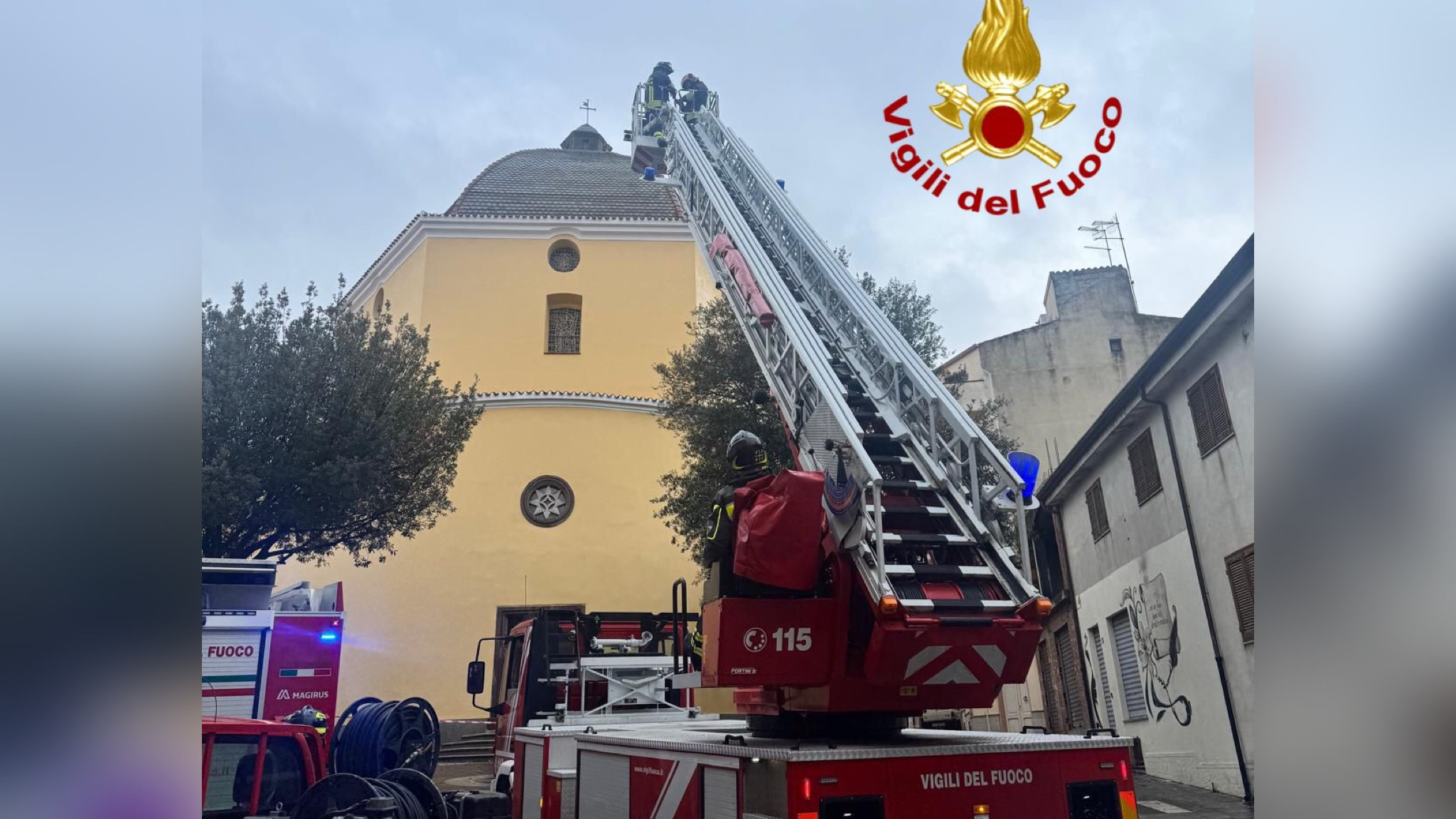 La croce della cupola della chiesa viene colpita da un fulmine: ingenti danni alla struttura