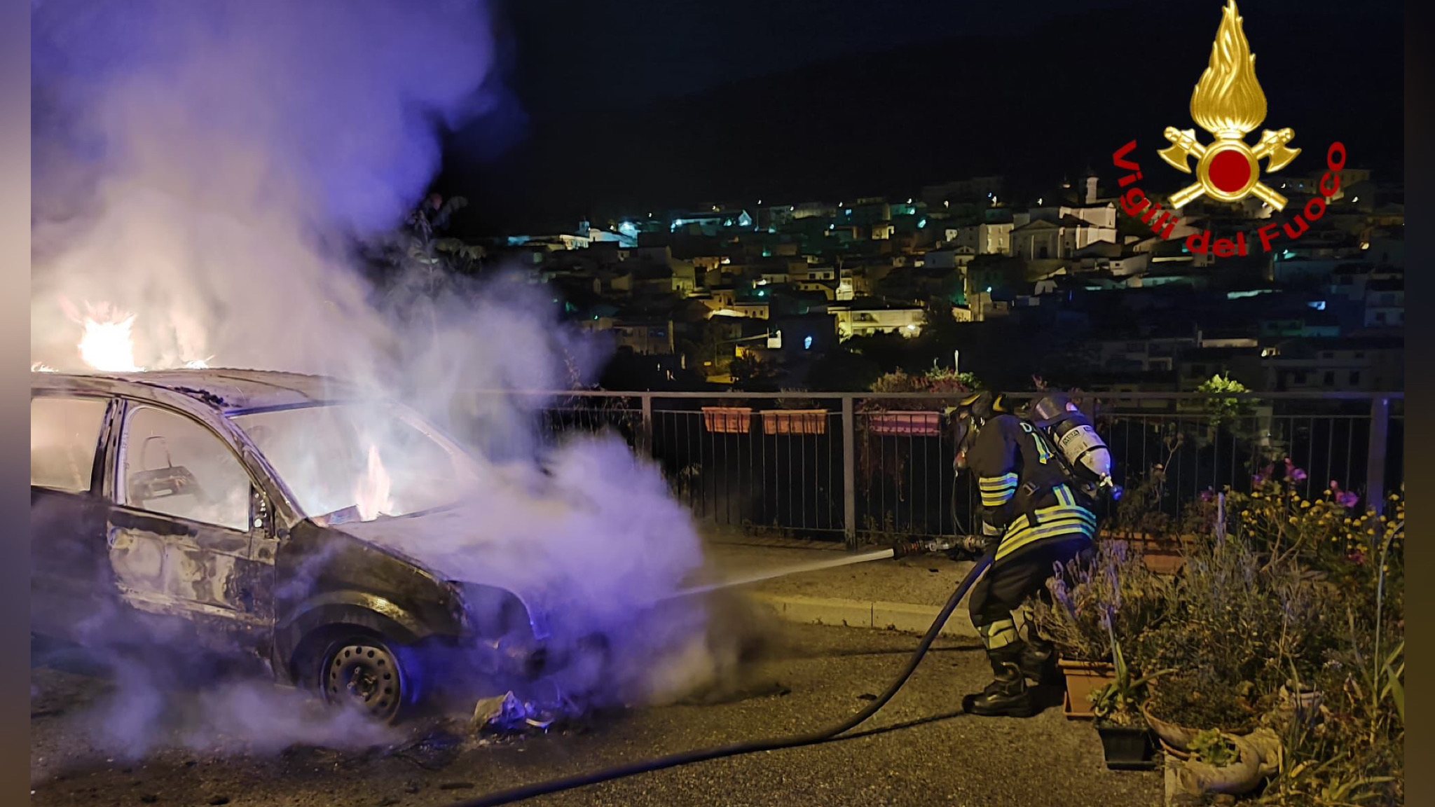 Attentato incendiario nella notte: coinvolte due auto