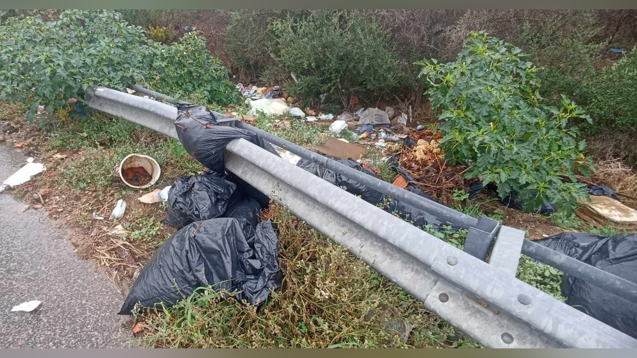 Golfo Aranci: abbandono selvaggio di rifiuti sulla provinciale