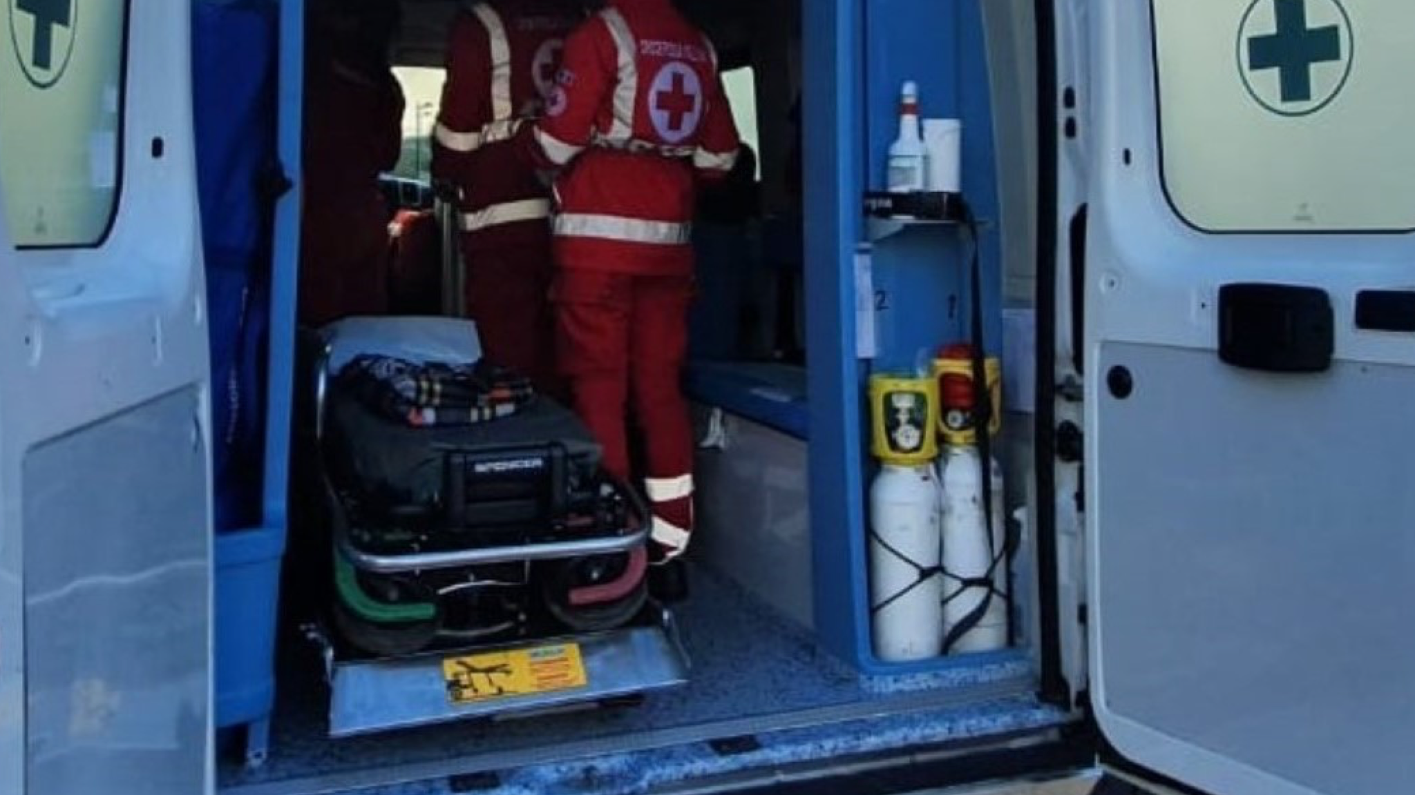 Fuori strada con l’auto: giovane donna in codice rosso