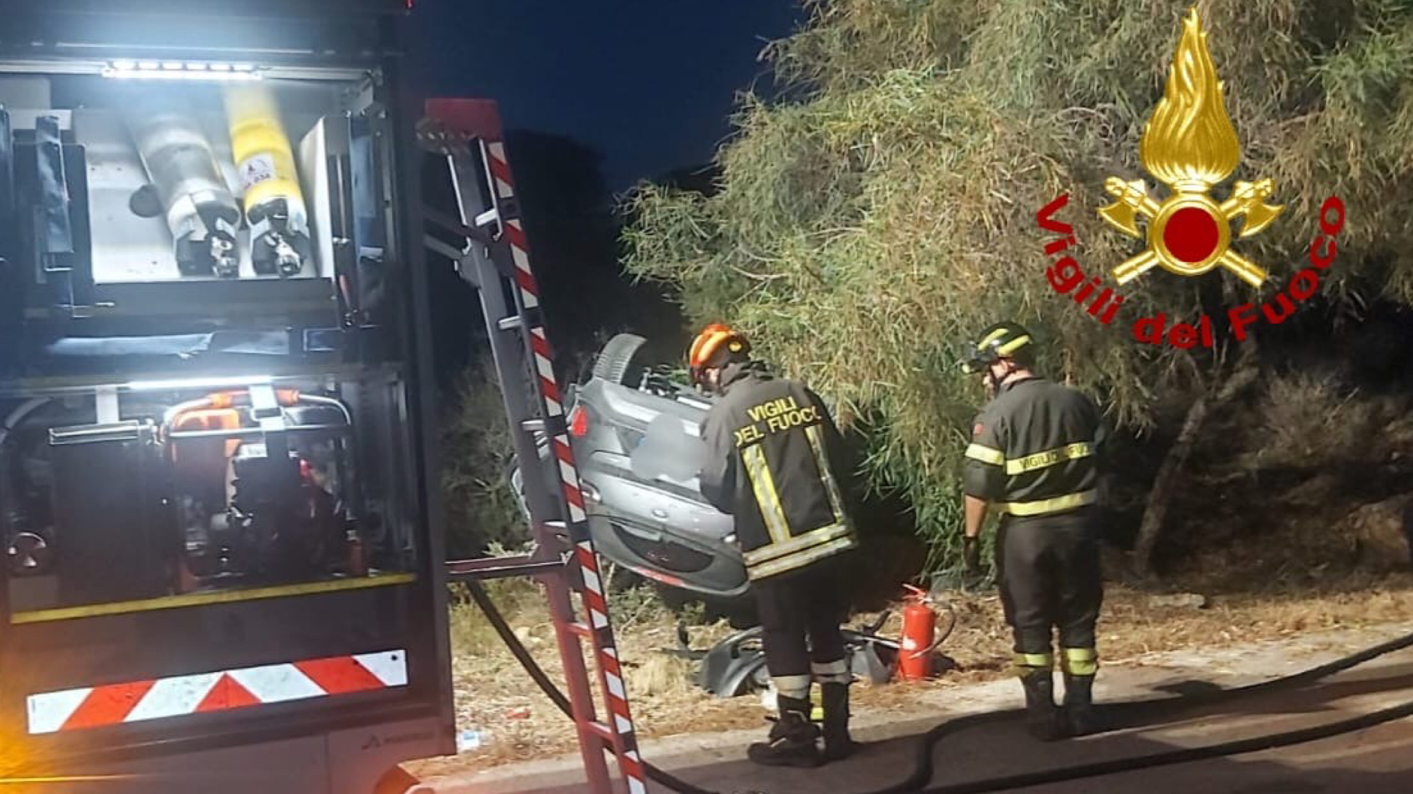 Auto si ribalta e finisce contro un masso: un ferito