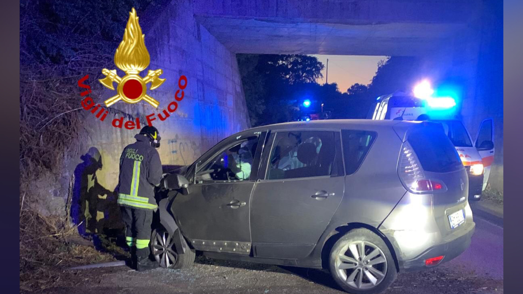 Auto fuori strada finisce sul muro del cavalcavia: a bordo cinque ragazzi