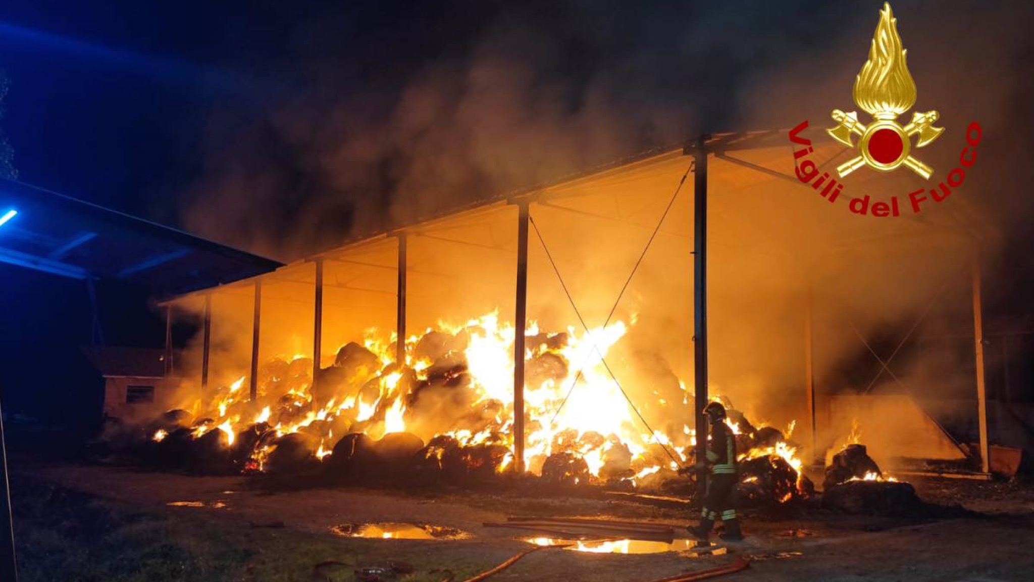 Cooperativa agricola in fiamme, a fuoco due mezzi e centinaia di balle di fieno 