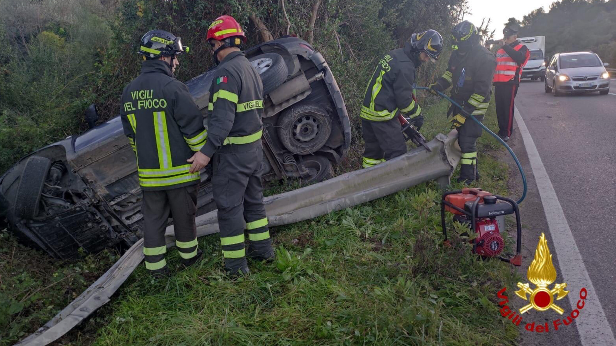 Auto perde il controllo e si ribalta sulla carreggiata: automobilista tratta in salvo