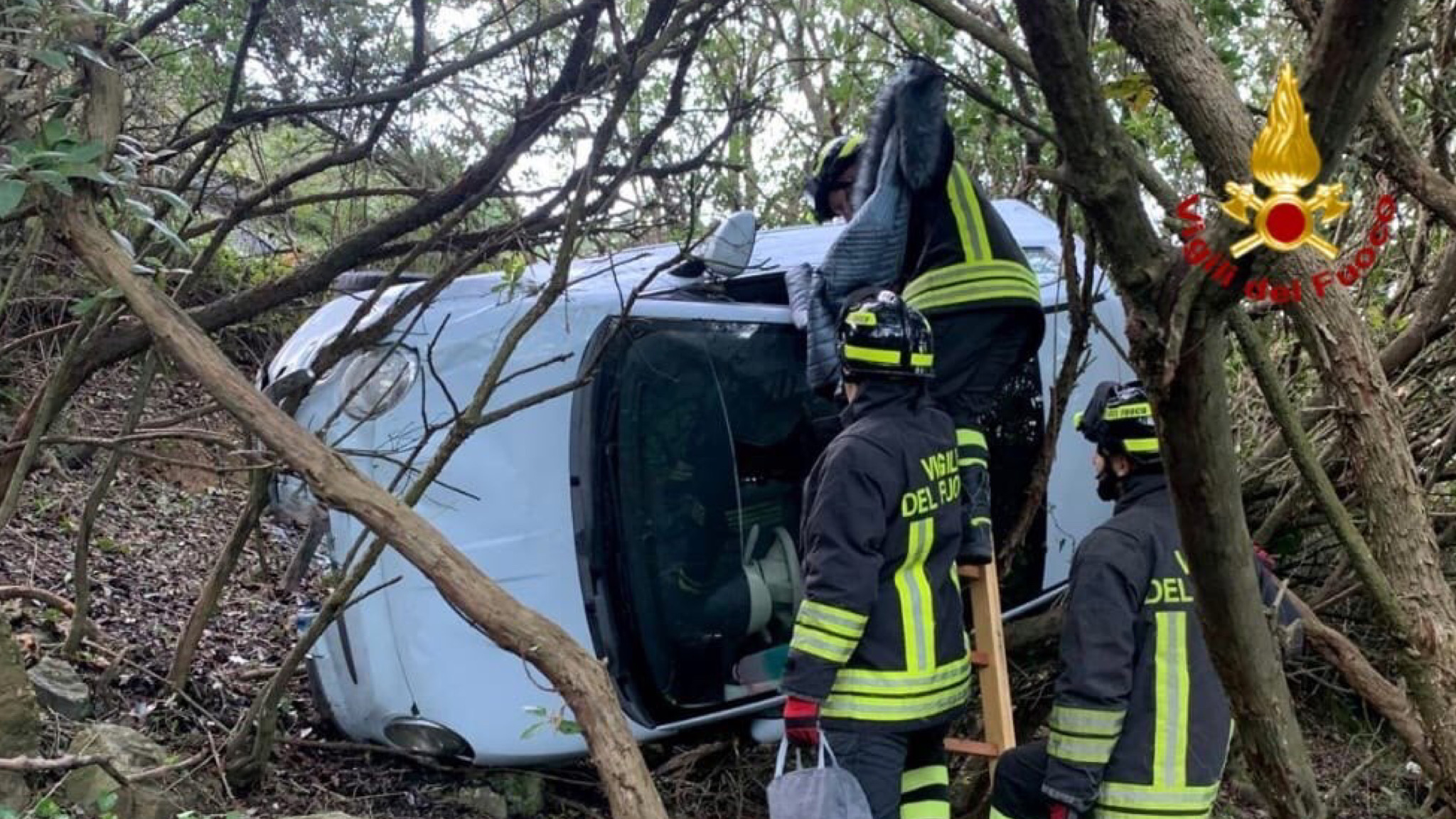 Strada ghiacciata: auto si ribalta e finisce fuori strada