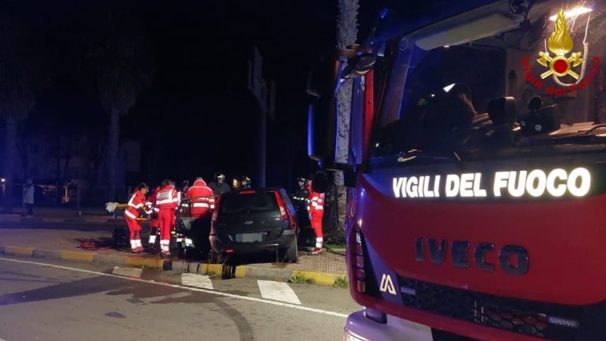 Auto si schianta contro un palo: ferito il conducente