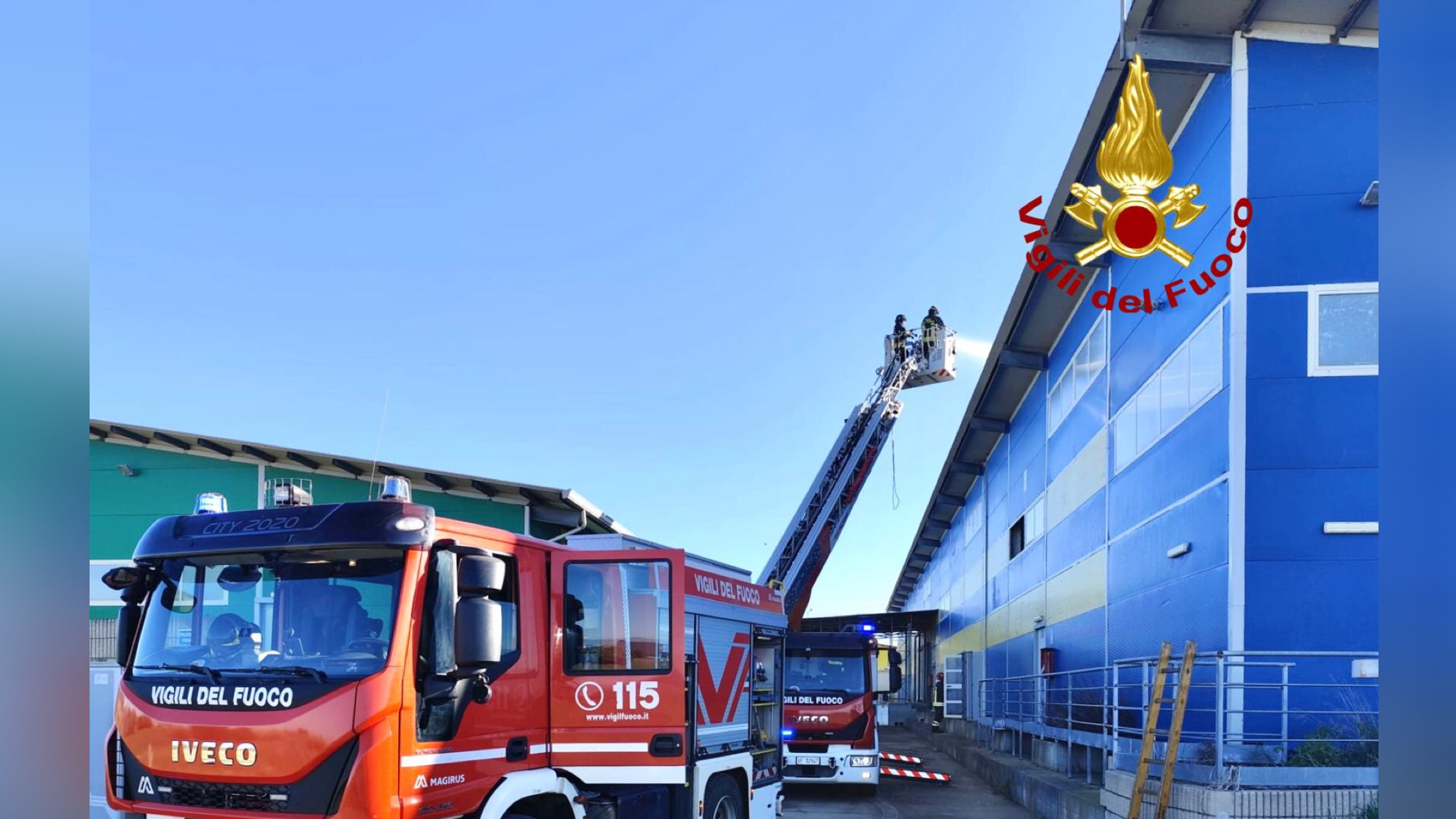 A fuoco pannelli fotovoltaici: incendio in un capannone di 2mila metri quadri