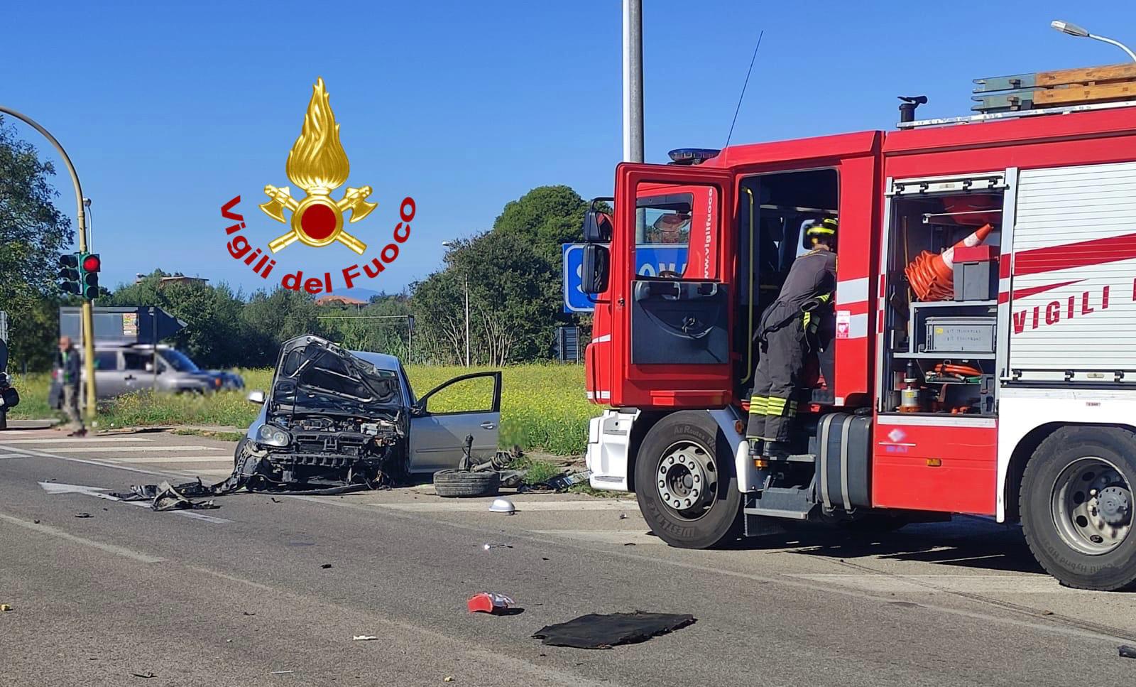 Violento scontro tra auto: cesoie e divaricatori per estrarre uno dei feriti