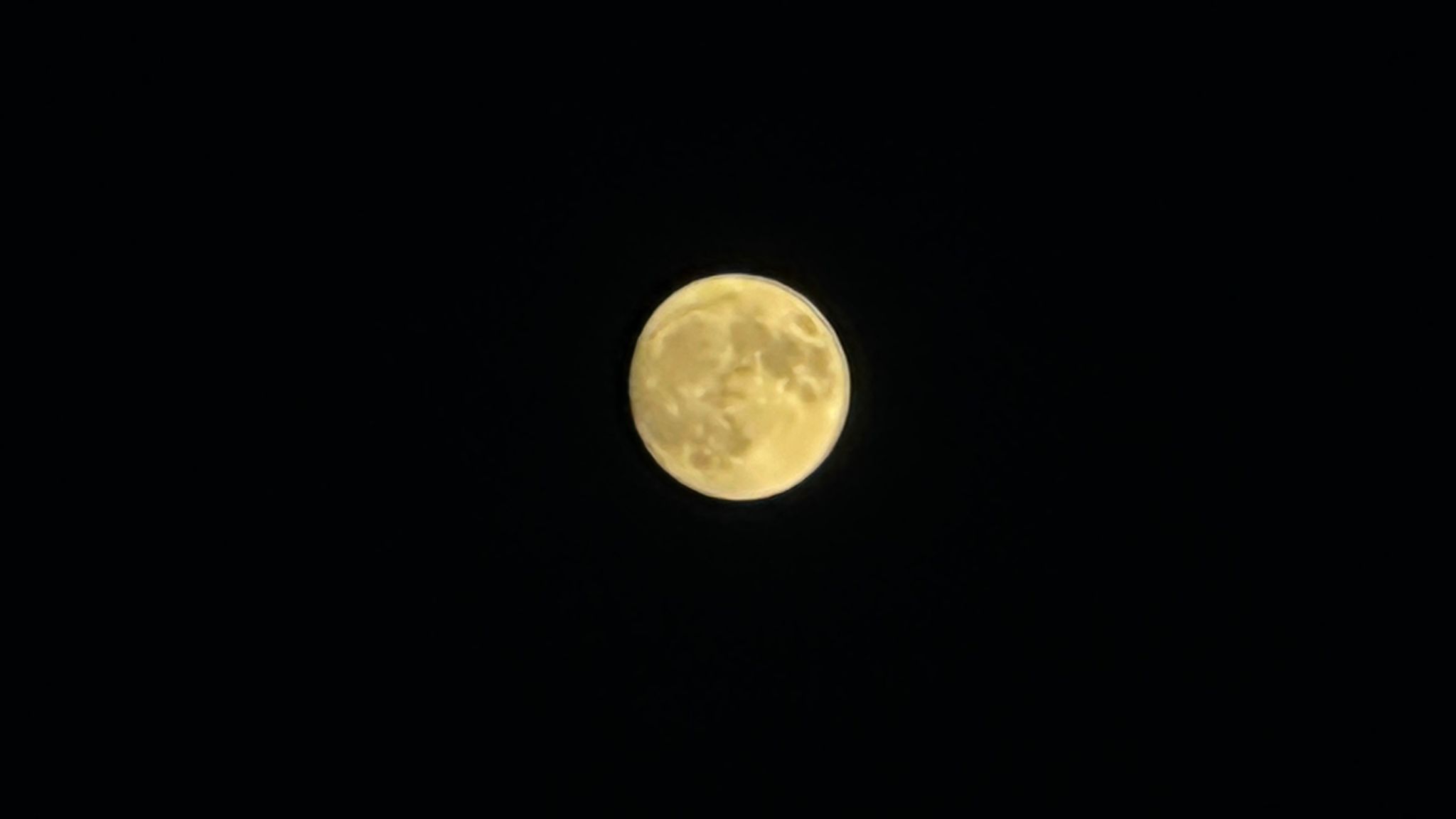 Notte magica con la Superluna: tutti con lo sguardo verso il cielo